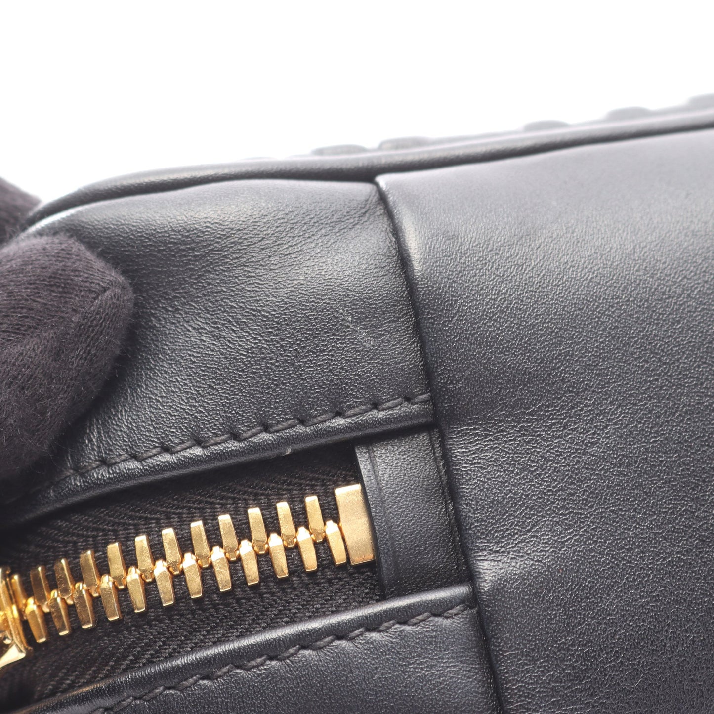 エンボスロゴ チェーンショルダーバッグ レザー ブラック ミュウミュウ バッグ miu miu