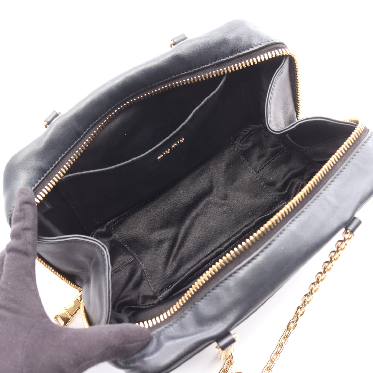 エンボスロゴ チェーンショルダーバッグ レザー ブラック ミュウミュウ バッグ miu miu