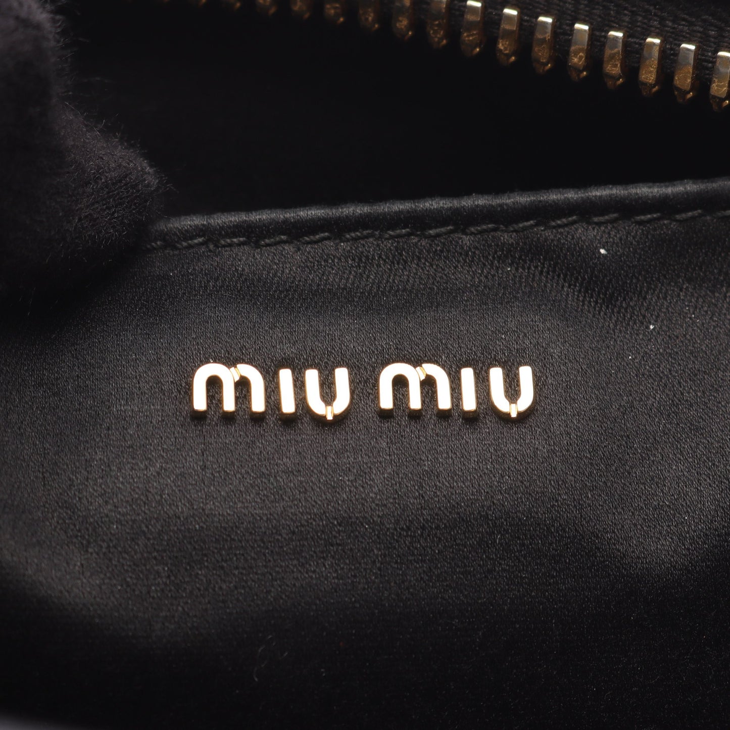 エンボスロゴ チェーンショルダーバッグ レザー ブラック ミュウミュウ バッグ miu miu