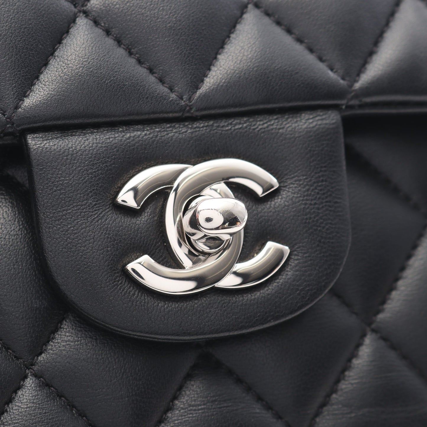 マトラッセ Wフラップ Wチェーンショルダーバッグ ラムスキン ブラック シルバー金具 シャネル バッグ CHANEL
