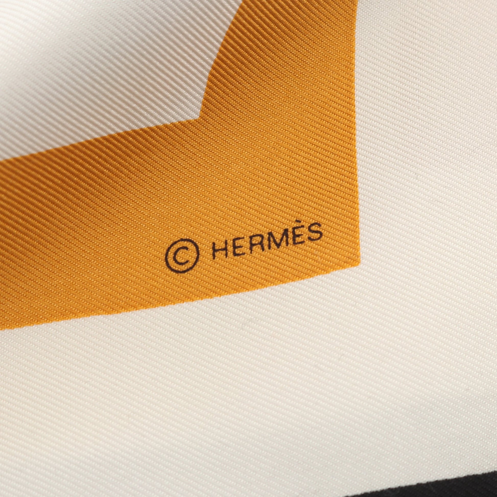 カレ90 LETTRES AU CARRE スカーフ シルク オフホワイト ブラック イエローブラウン エルメス 財布・小物 HERMES