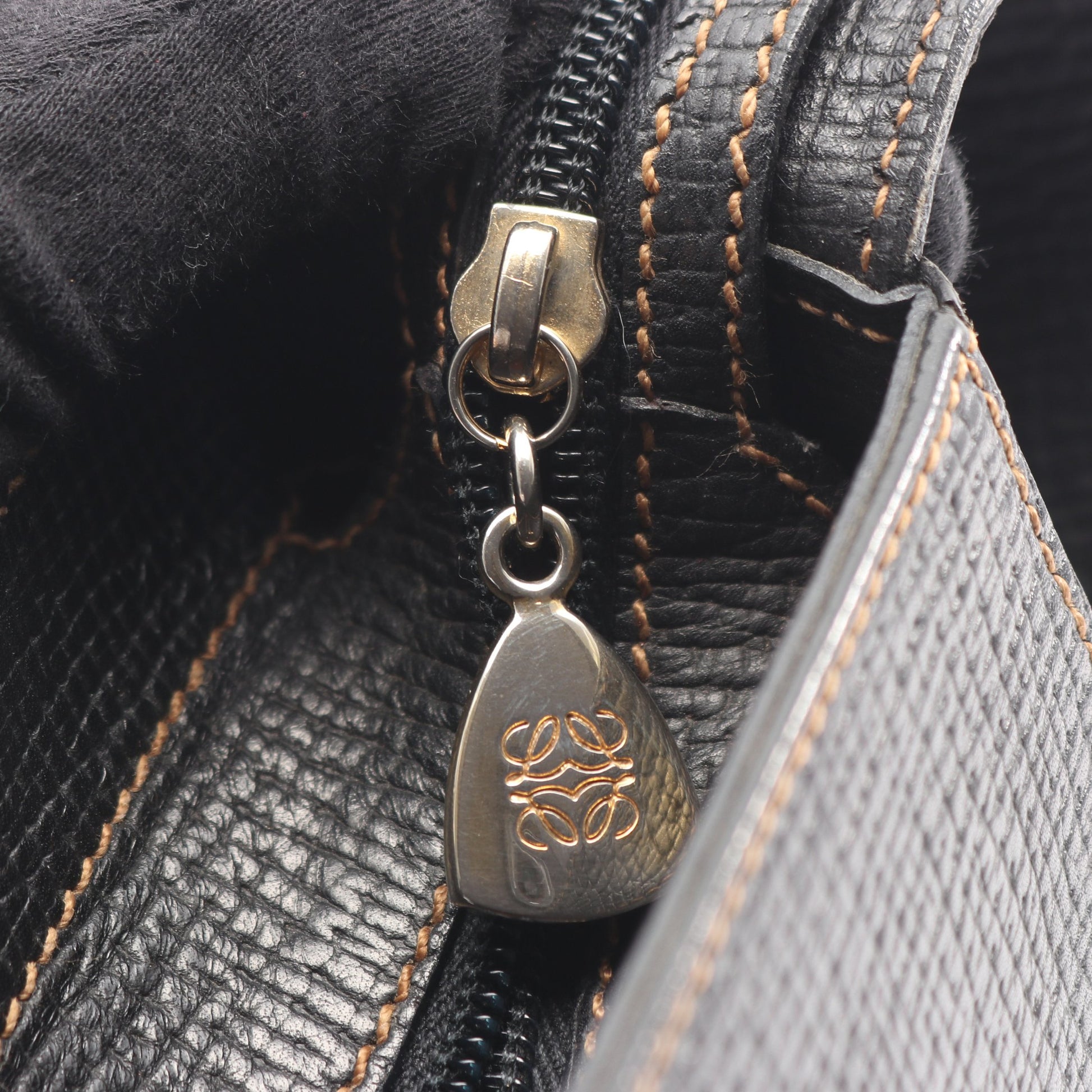 型押しロゴ ショルダーバッグ レザー ブラック ロエベ バッグ LOEWE