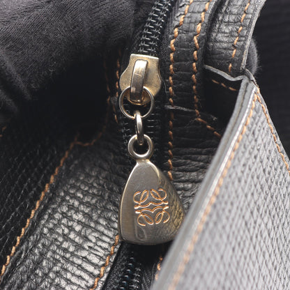 型押しロゴ ショルダーバッグ レザー ブラック ロエベ バッグ LOEWE