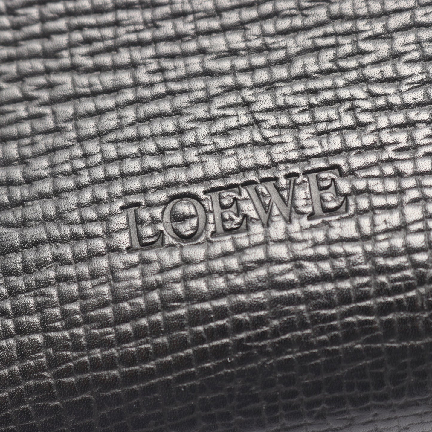 型押しロゴ ショルダーバッグ レザー ブラック ロエベ バッグ LOEWE