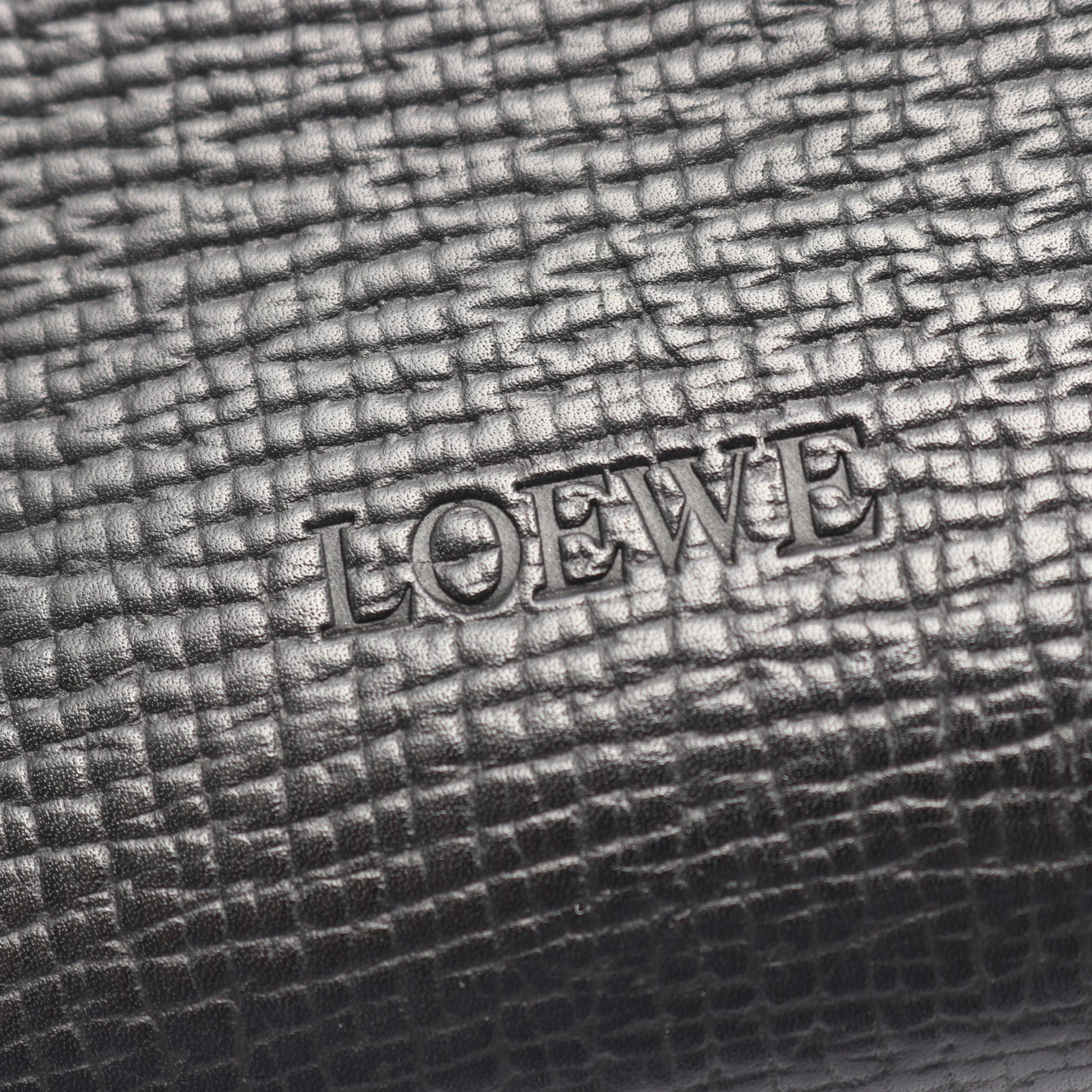 型押しロゴ ショルダーバッグ レザー ブラック ロエベ バッグ LOEWE