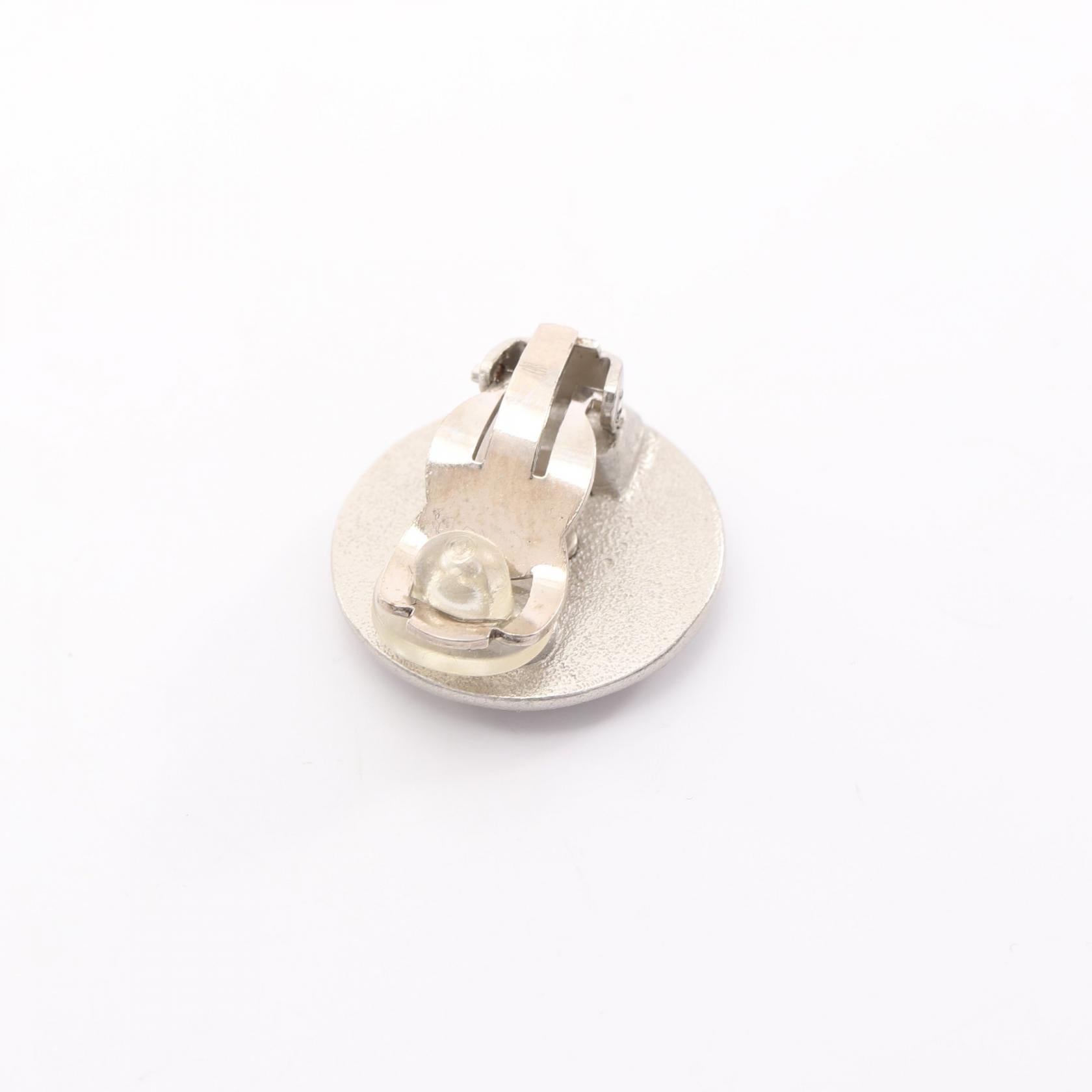 ロゴ ボタン イヤリング シルバー 00C シャネル – RECLO
