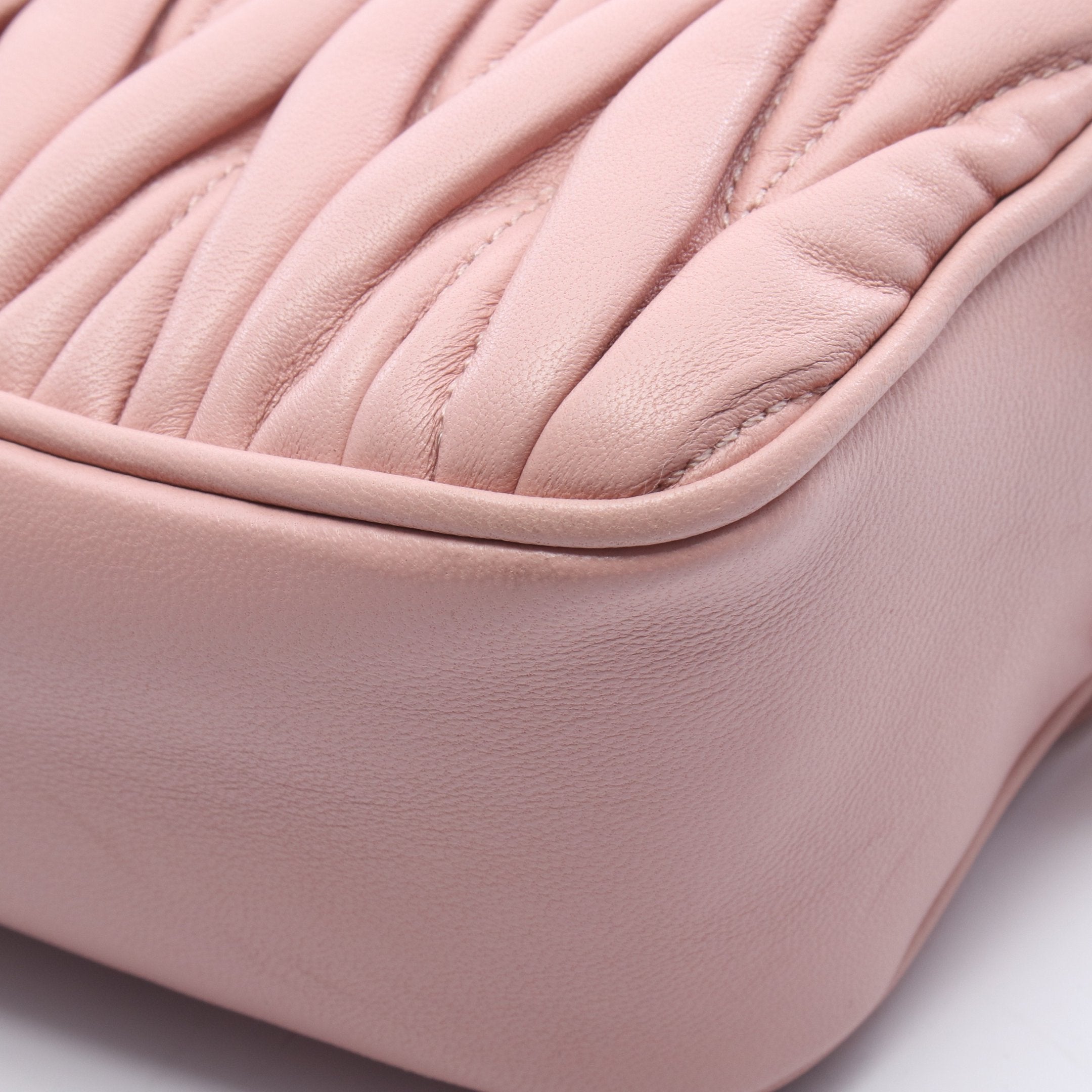 MIU MIU マテラッセショルダーバッグ ピンク MIU MIU - miumiu(ミュウミュウ) ショルダーバッグ マテラッセ ピンク