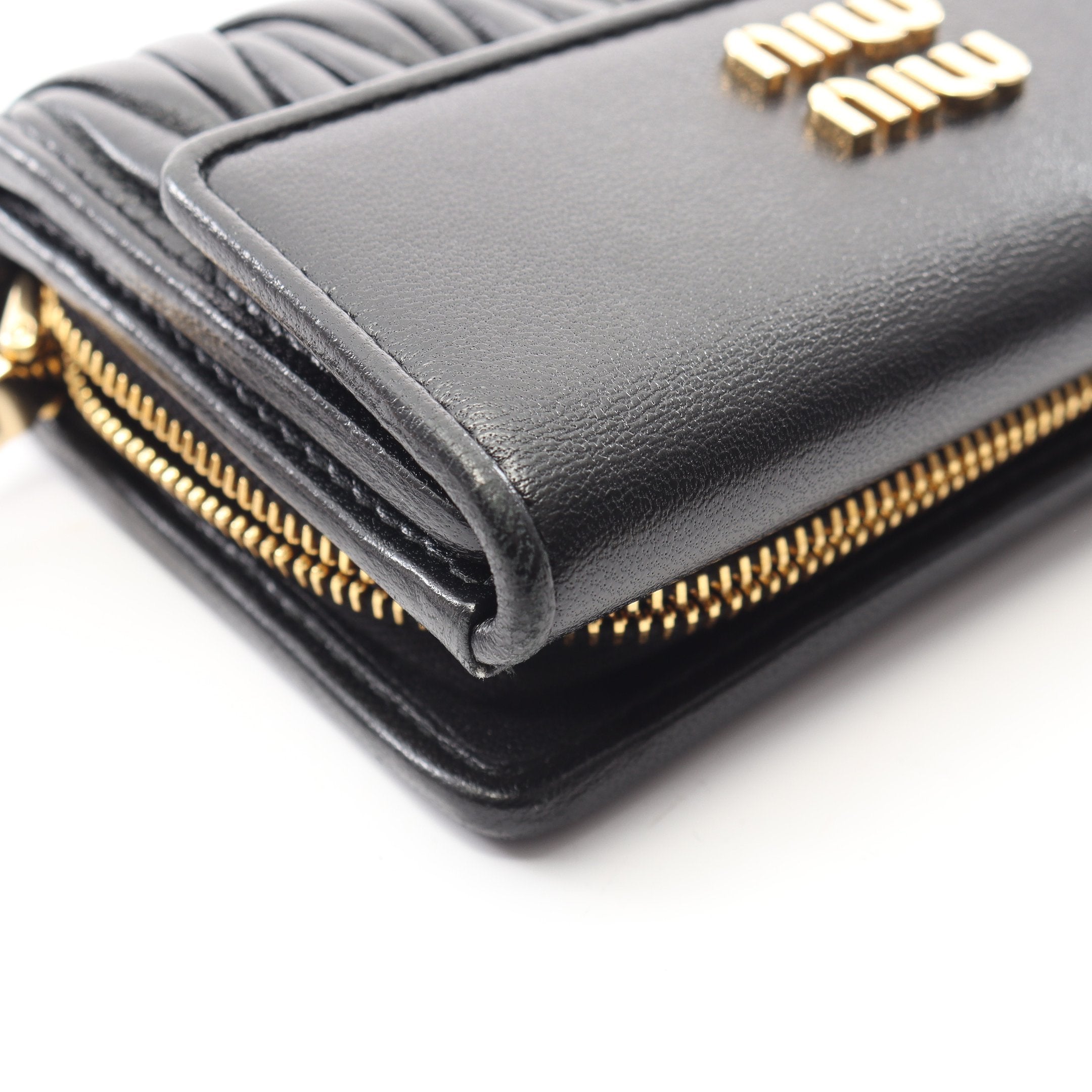 良品　ミュウミュウ　三つ折り財布　マドラス　ゴールドロゴ　ミニ財布　黒　レザー MIU MIU - 良品 ミュウミュウ 三つ折り財布 マドラス ゴールドロゴ