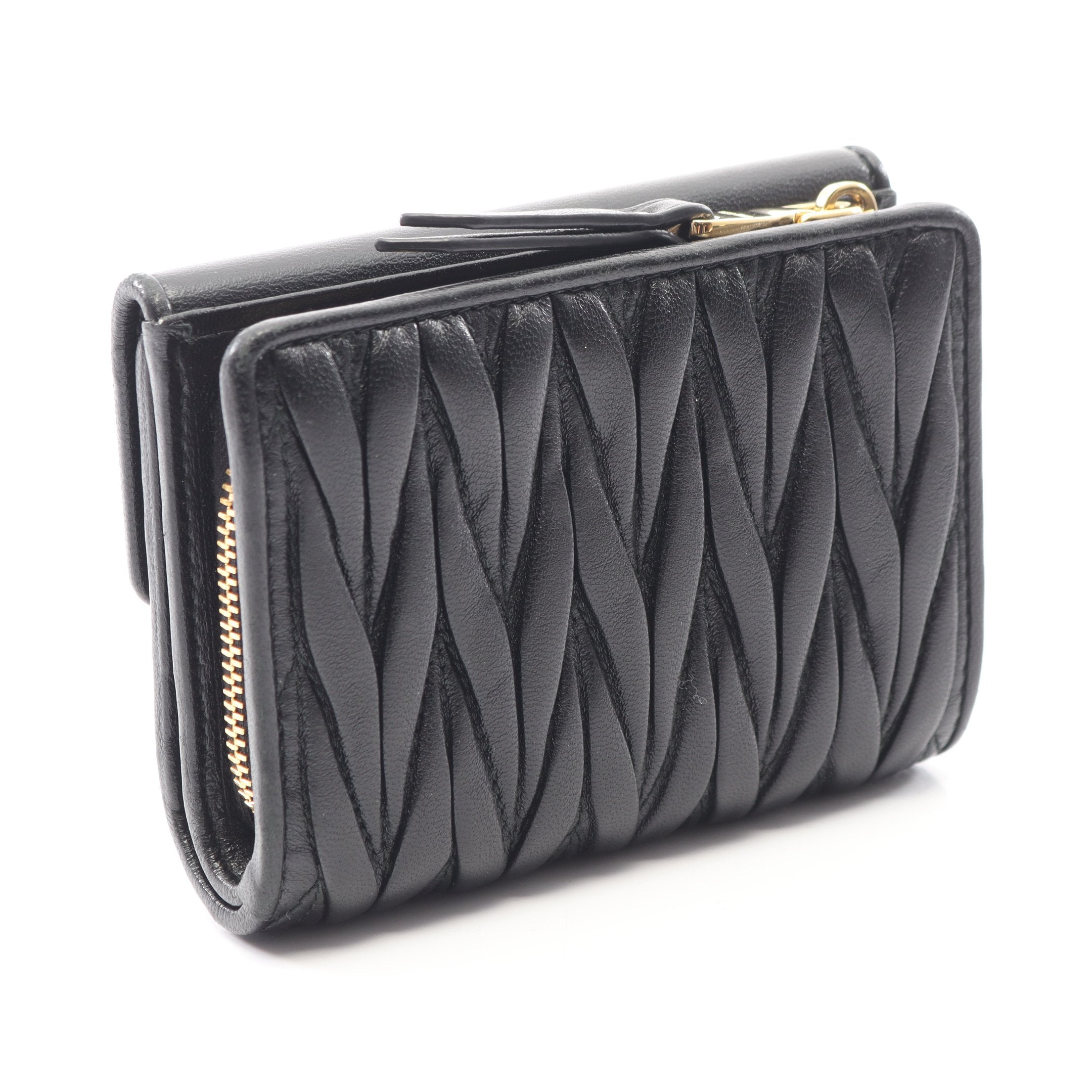 美品 MIU MIU ブラック 三つ折り財布入りマテラッセ レザーウォレット 黒 miu miu（ミュウミュウ） 三つ折り財布 マテラッセ MATELASSE レザー