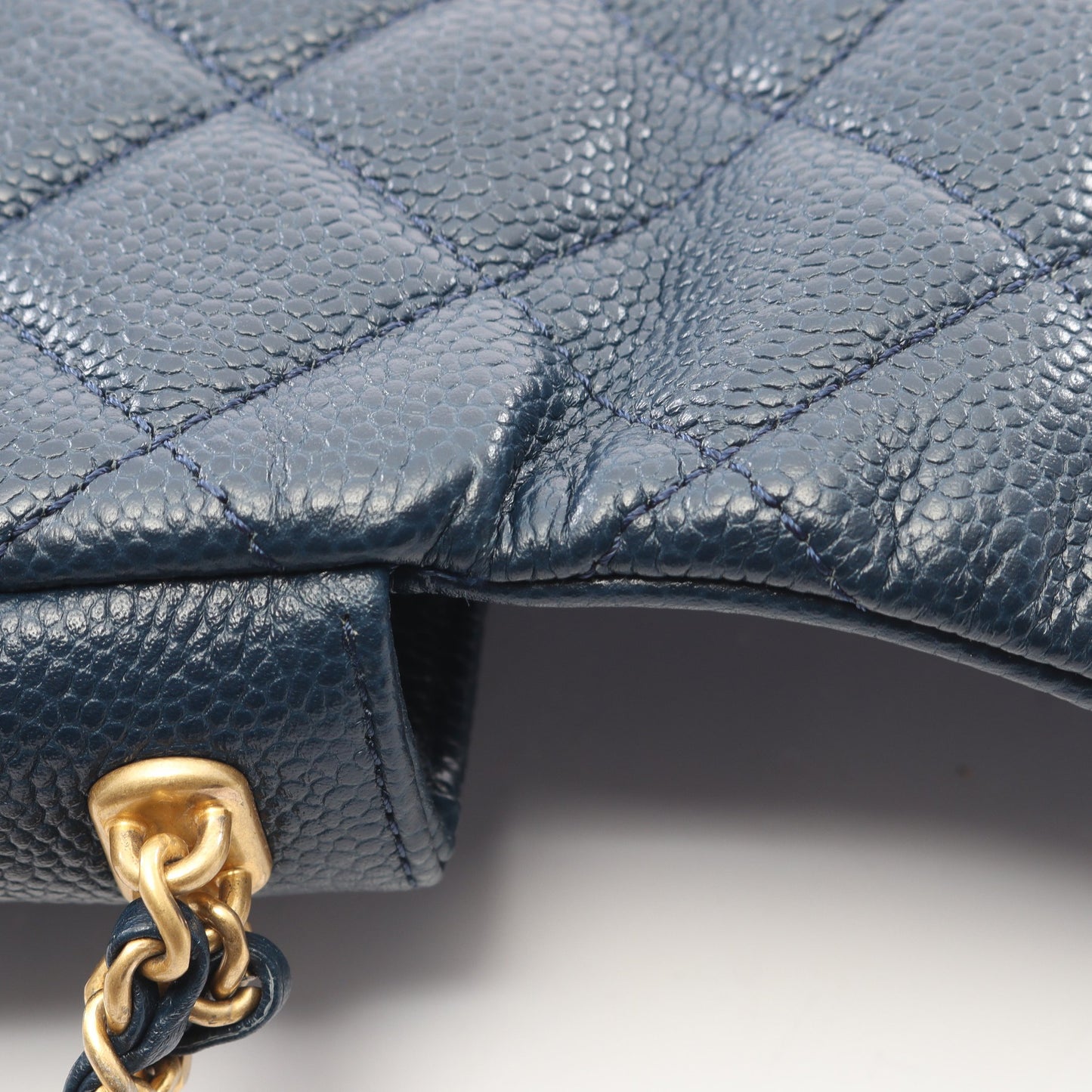 マトラッセ チェーンショルダーバッグ キャビアスキン ネイビー ゴールド金具 シャネル バッグ CHANEL