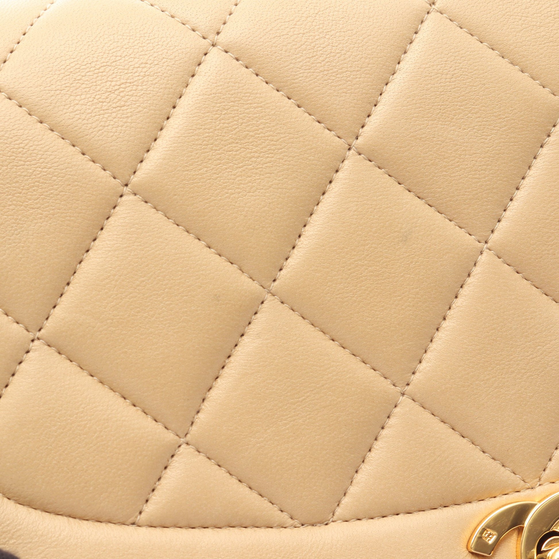 マトラッセ ダイアナフラップ チェーンショルダーバッグ ラムスキン ベージュ ゴールド金具 シャネル バッグ CHANEL