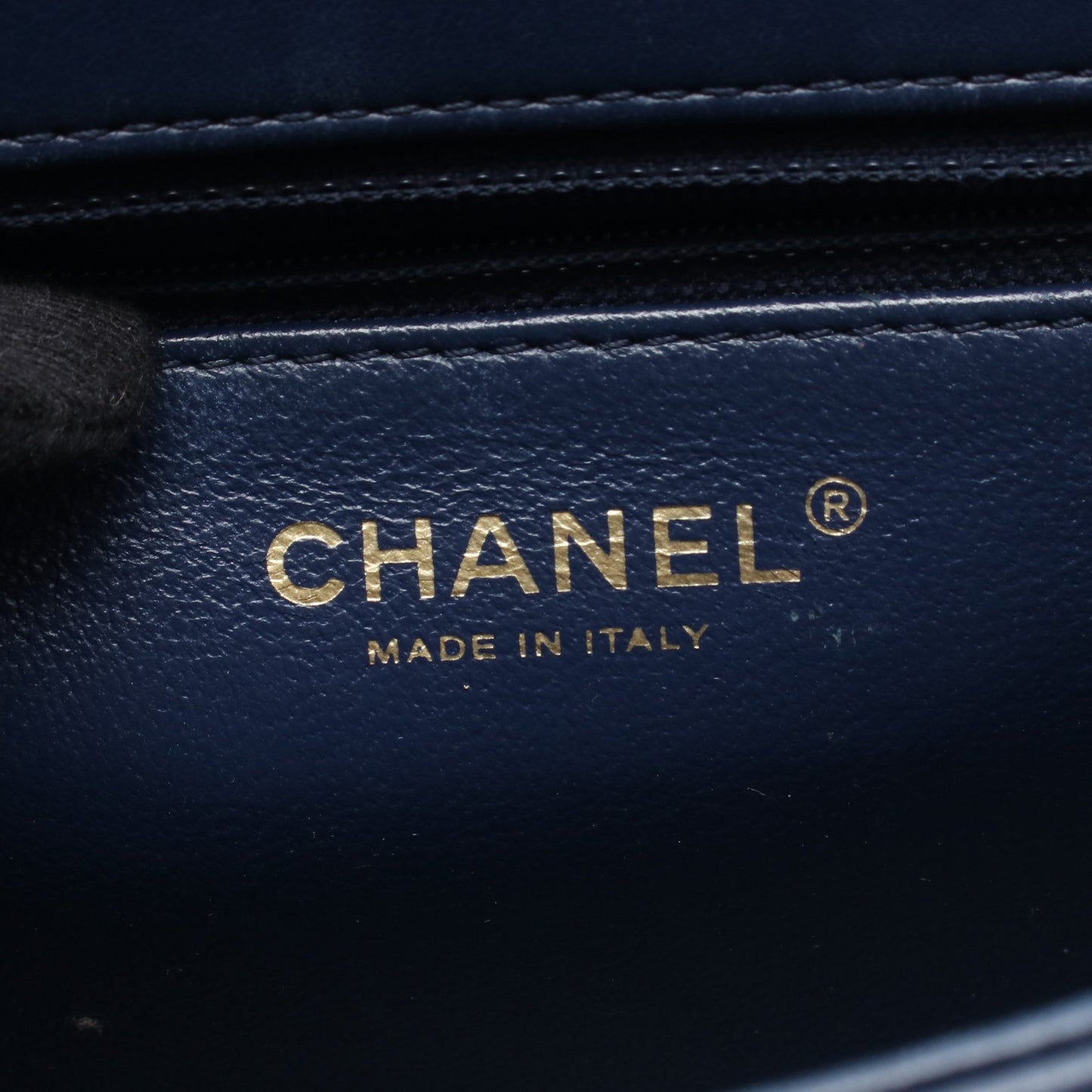 シェブロン Vステッチ チェーンショルダーバッグ ラムスキン ネイビー ゴールド金具 シャネル バッグ CHANEL