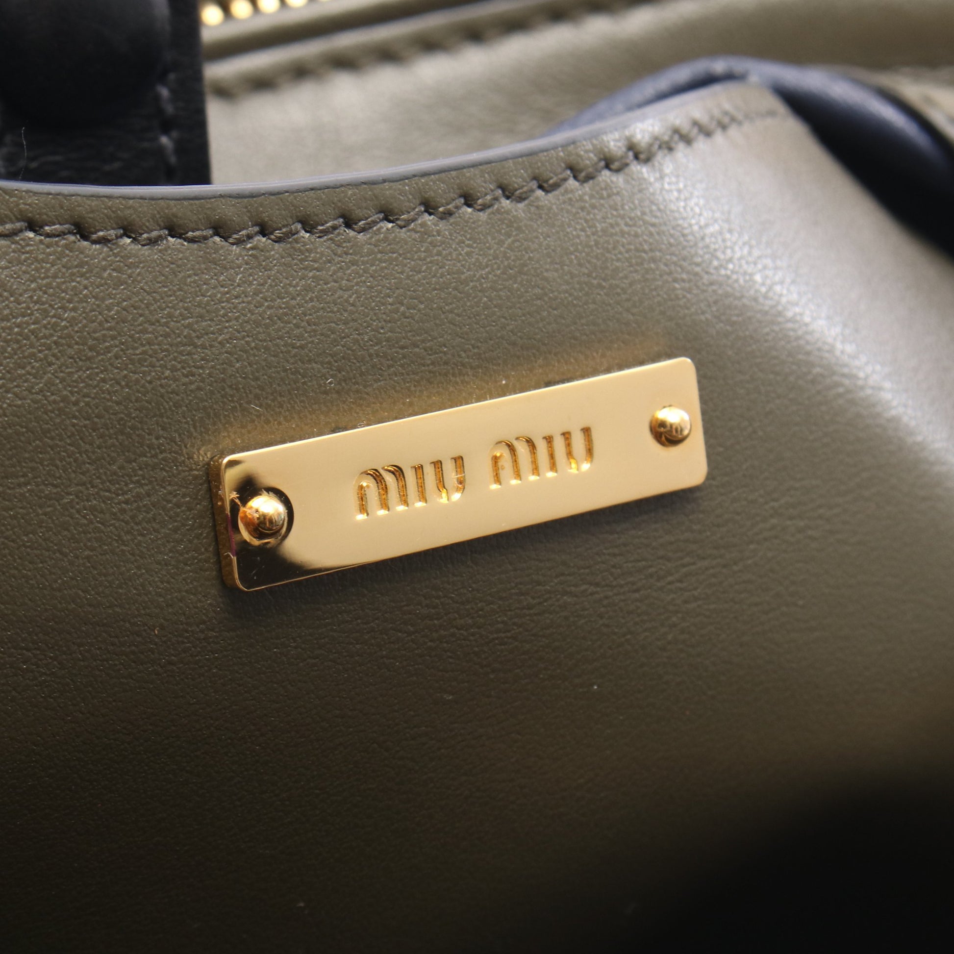 2WAY ハンドバッグ レザー カーキグリーン ブラック ブルー ミュウミュウ バッグ miu miu