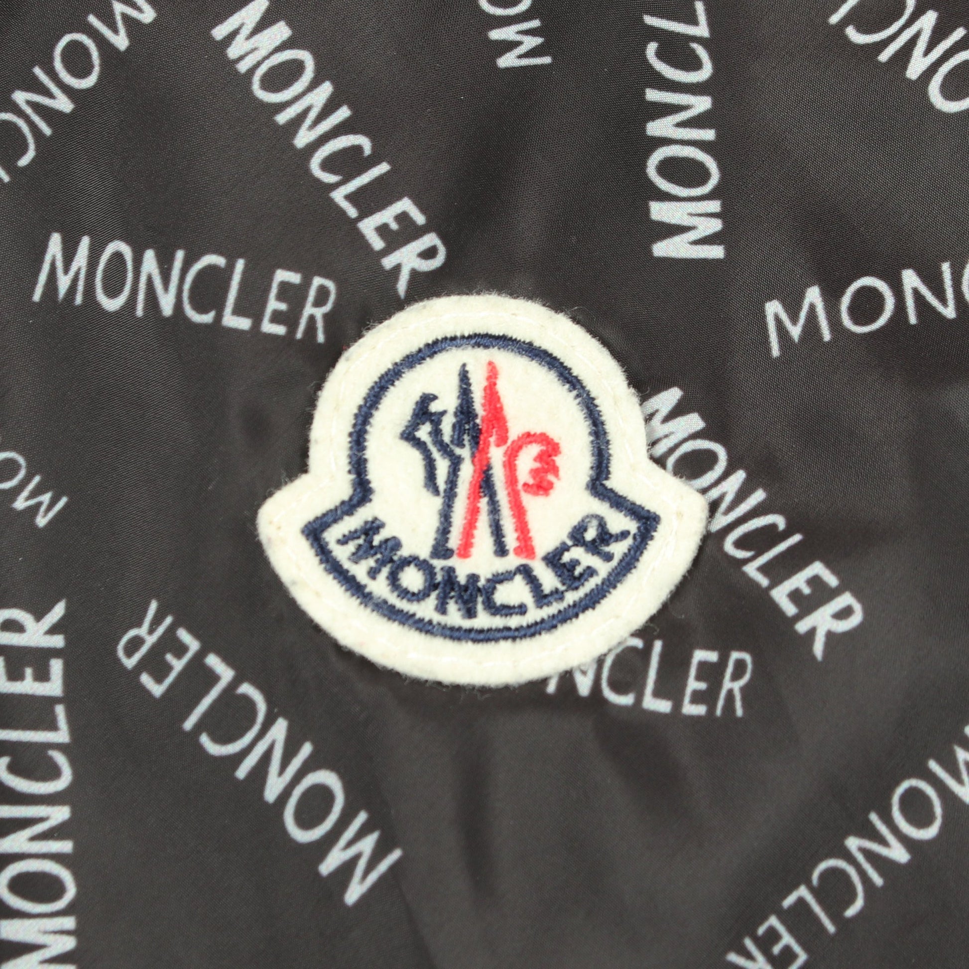 GIDAYU ロゴプリント フード付き ナイロンジャケット ブラック モンクレール アウター MONCLER