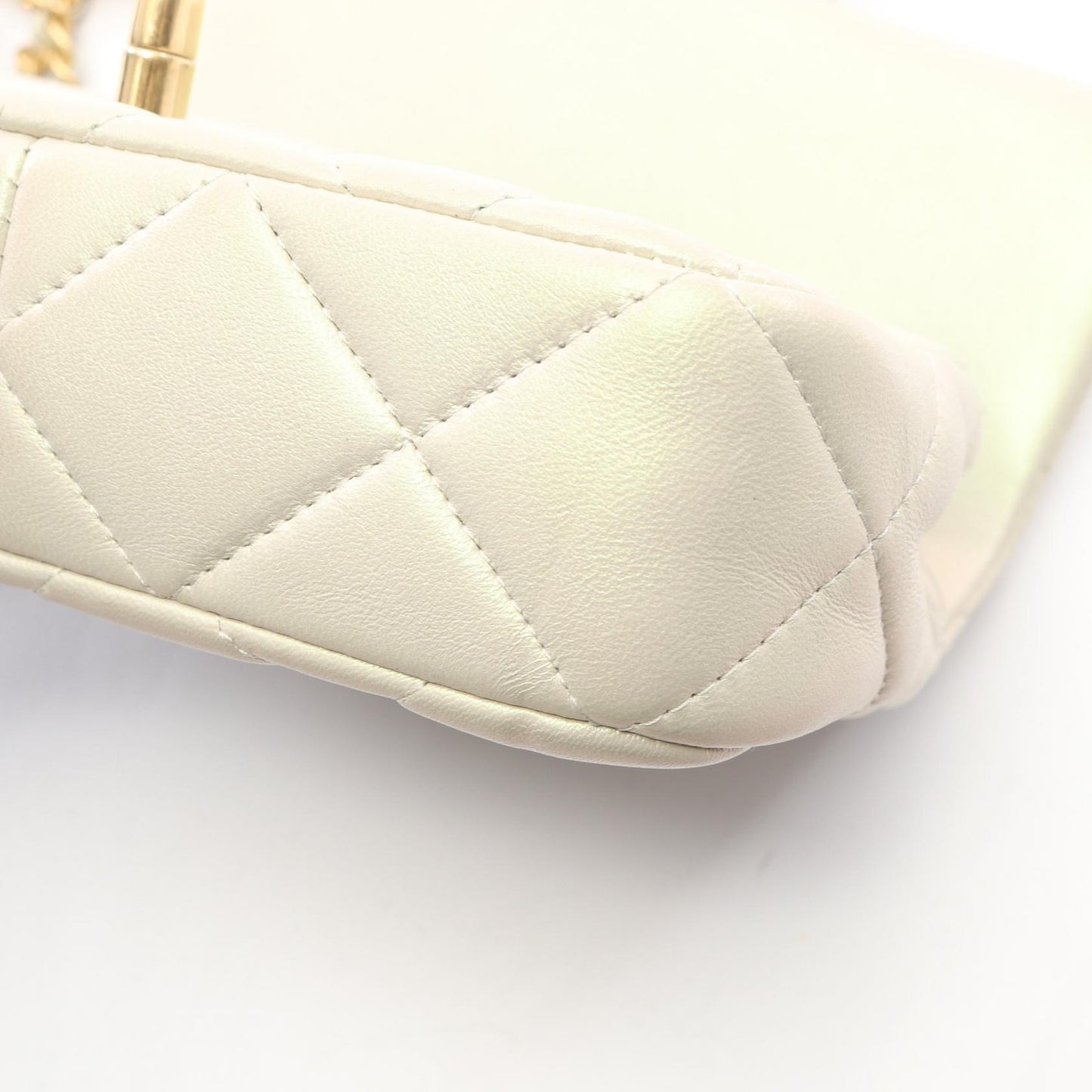 ミニマトラッセ チェーンショルダーバッグ ラムスキン ライトベージュ ゴールド金具 シャネル バッグ CHANEL