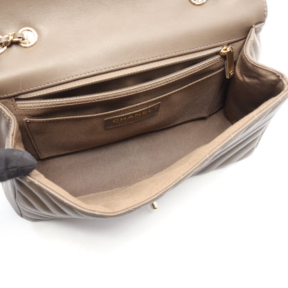 Vステッチ シェブロン フルフラップ Wチェーンショルダーバッグ ラムスキン グレーベージュ ゴールド金具 シャネル バッグ CHANEL