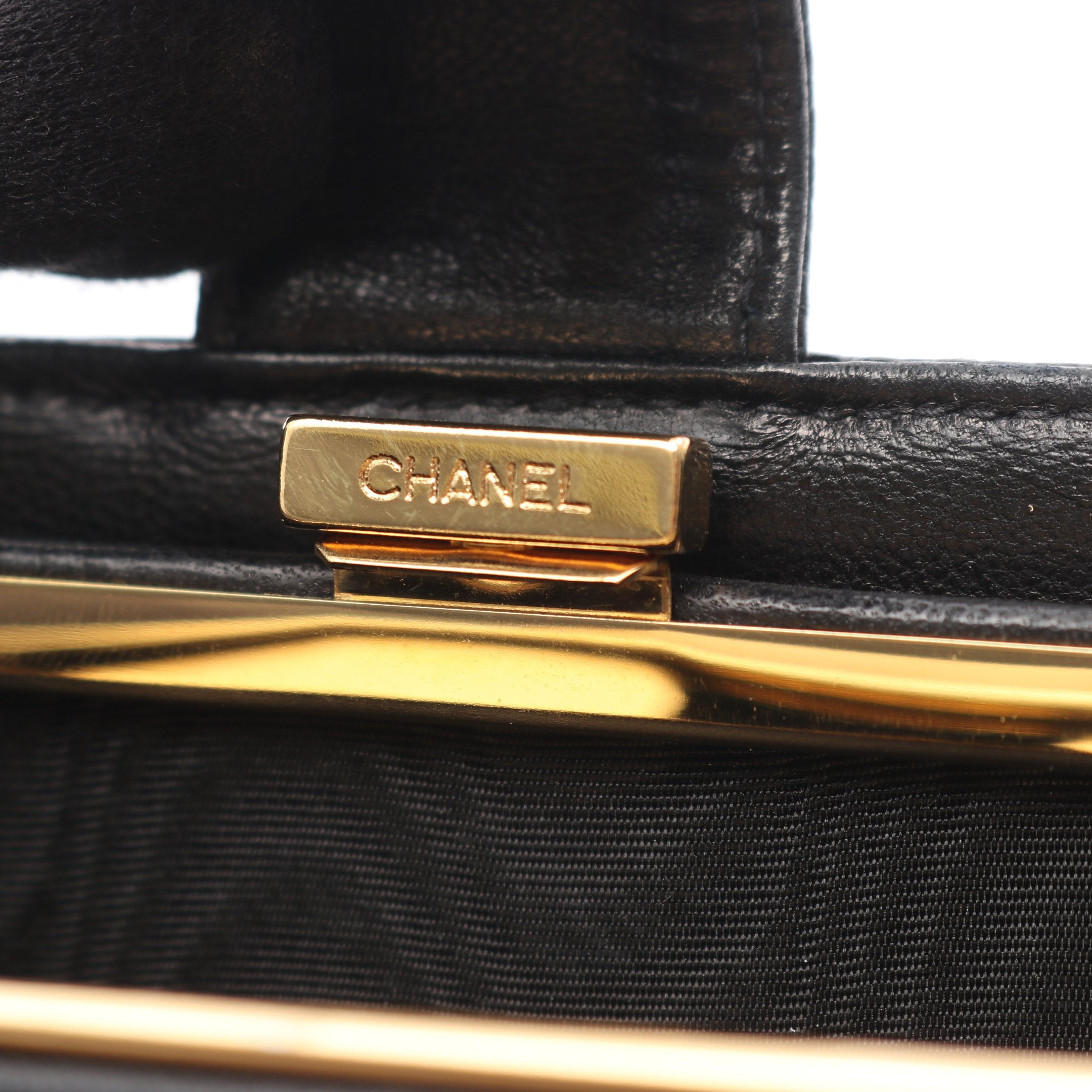 CHANEL キャビアスキン CC 二つ折り ゴールド金具 ココマーク 【公式通販】