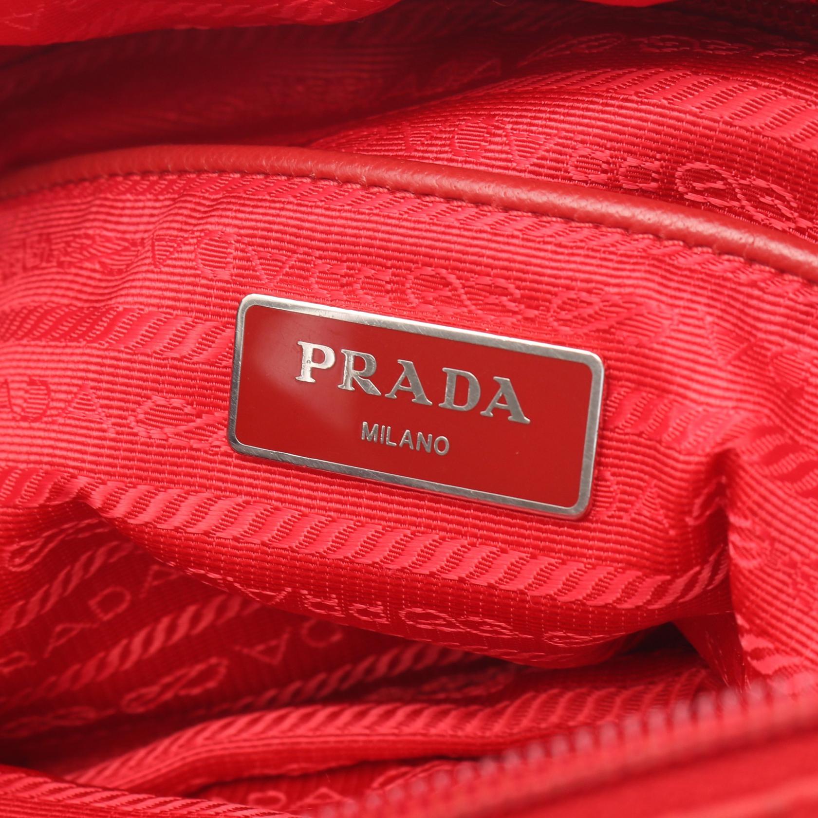 プラダ PRADA ナイロン　三角プレート　肩掛け　ショルダーバッグ　白タグ　赤 プラダ PRADA ナイロン 三角プレート 肩掛け ショルダーバッグ 白タグ