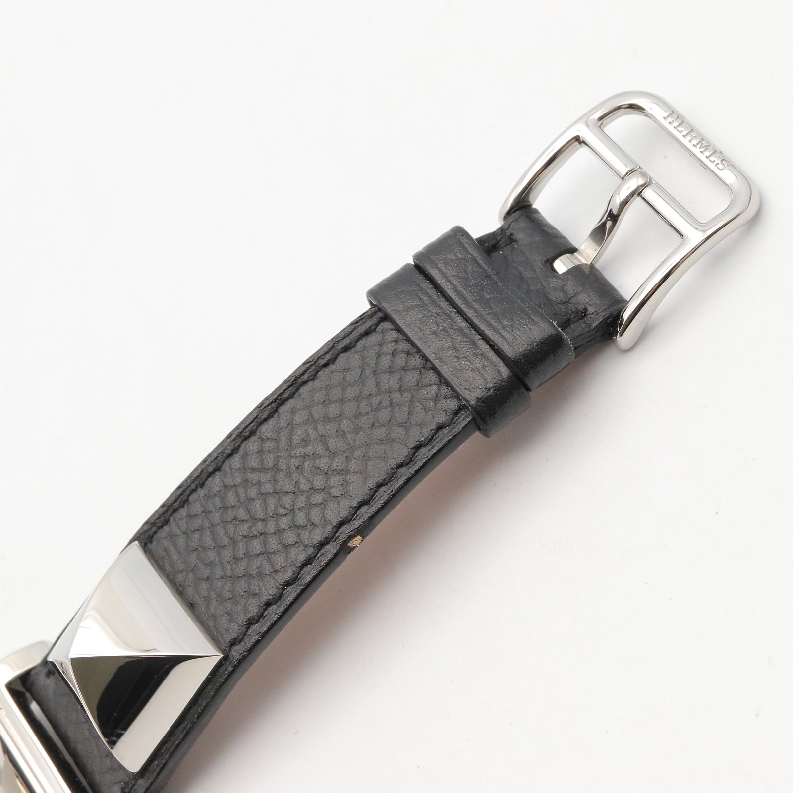 エルメス HERMES メドール クオーツ ブレスレットウォッチ ウォッチ 時計 腕時計 レザー X○刻 ブラック まるでスタッズブレスレット？大人ロックな腕時計「メドール」はコーデ