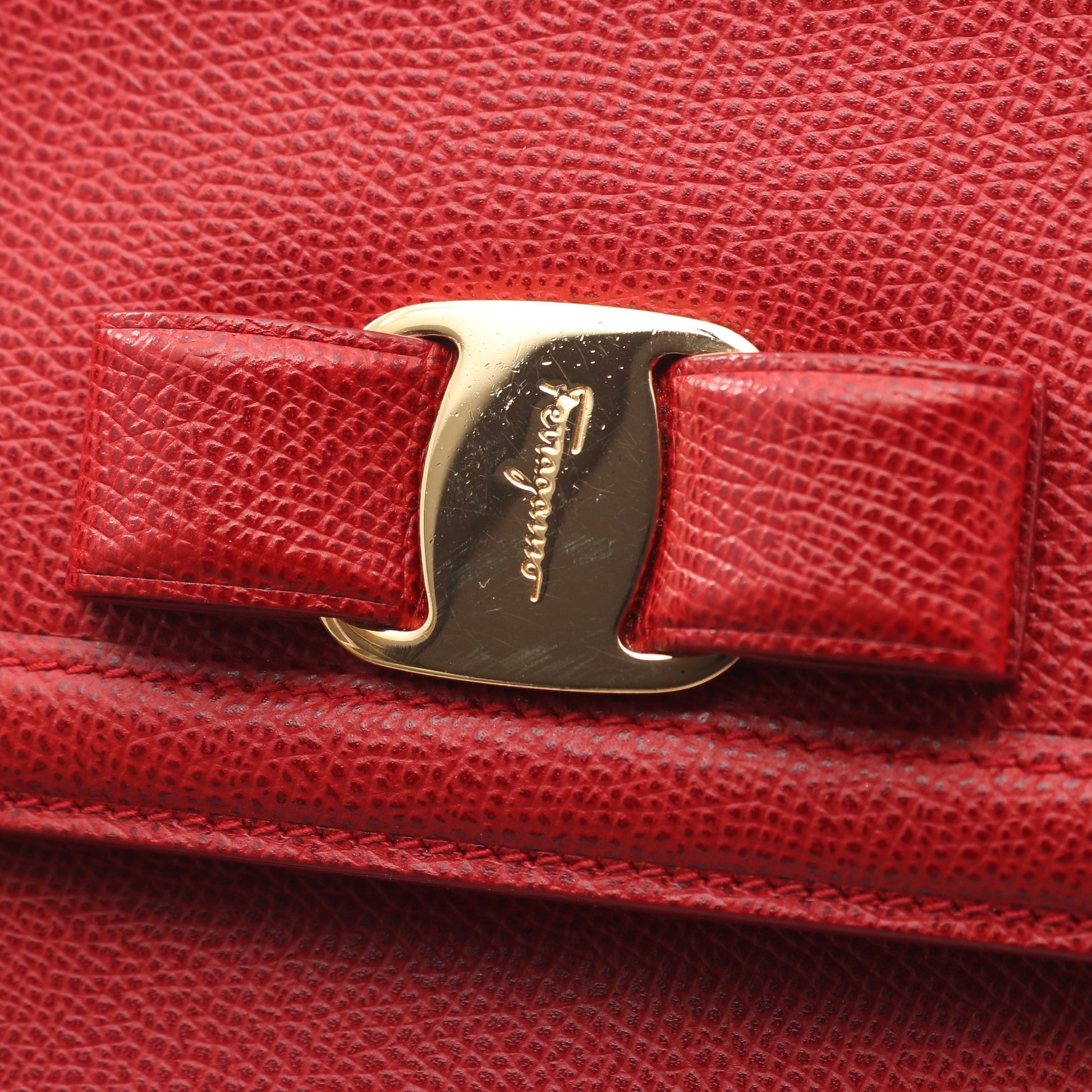 ヴァラリボン チェーンショルダーバッグ レザー レッド サルヴァトーレフェラガモ バッグ Salvatore Ferragamo