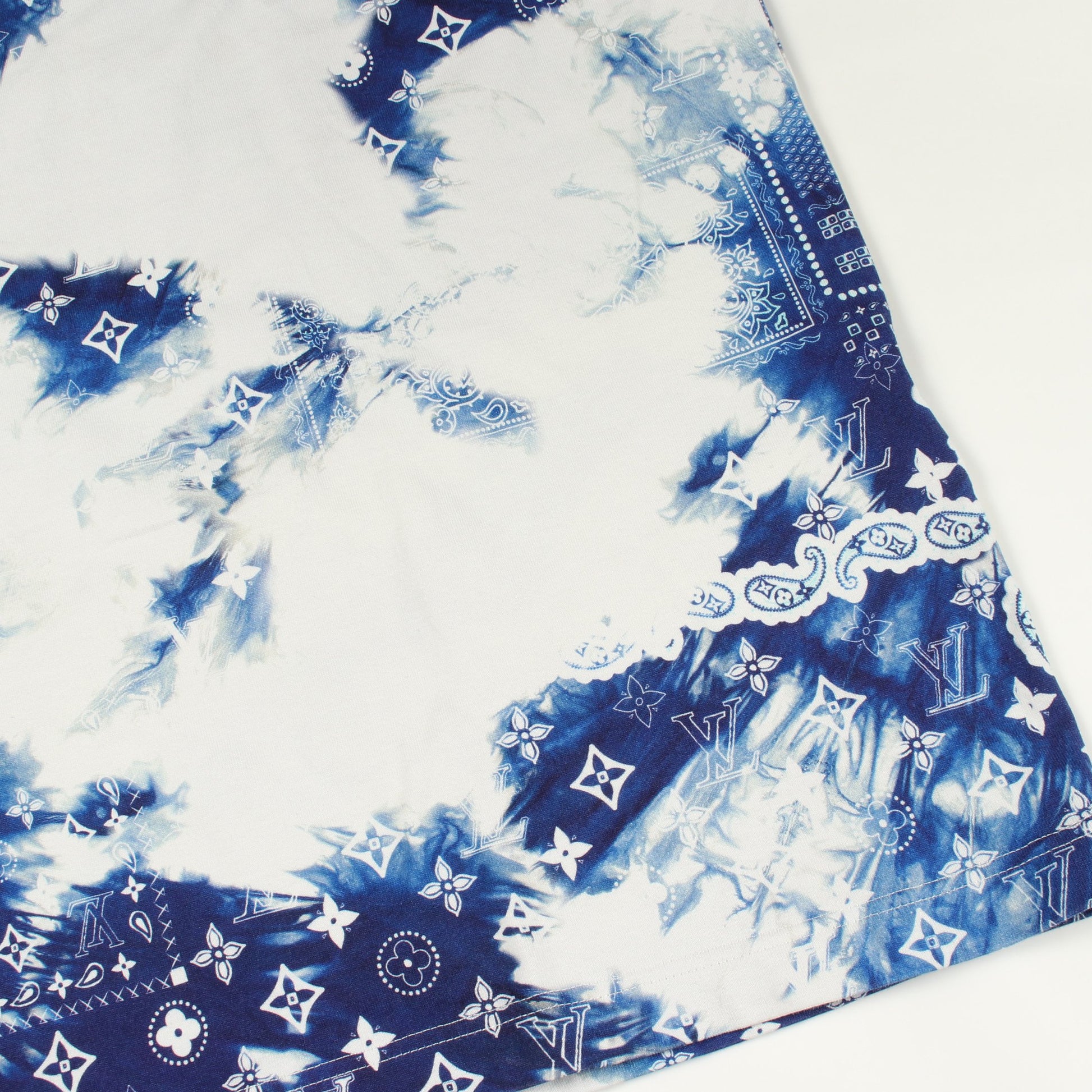 モノグラムバンダナプリント クルーネック 半袖Tシャツ コットン ホワイト ブルー ルイヴィトン トップス LOUIS VUITTON