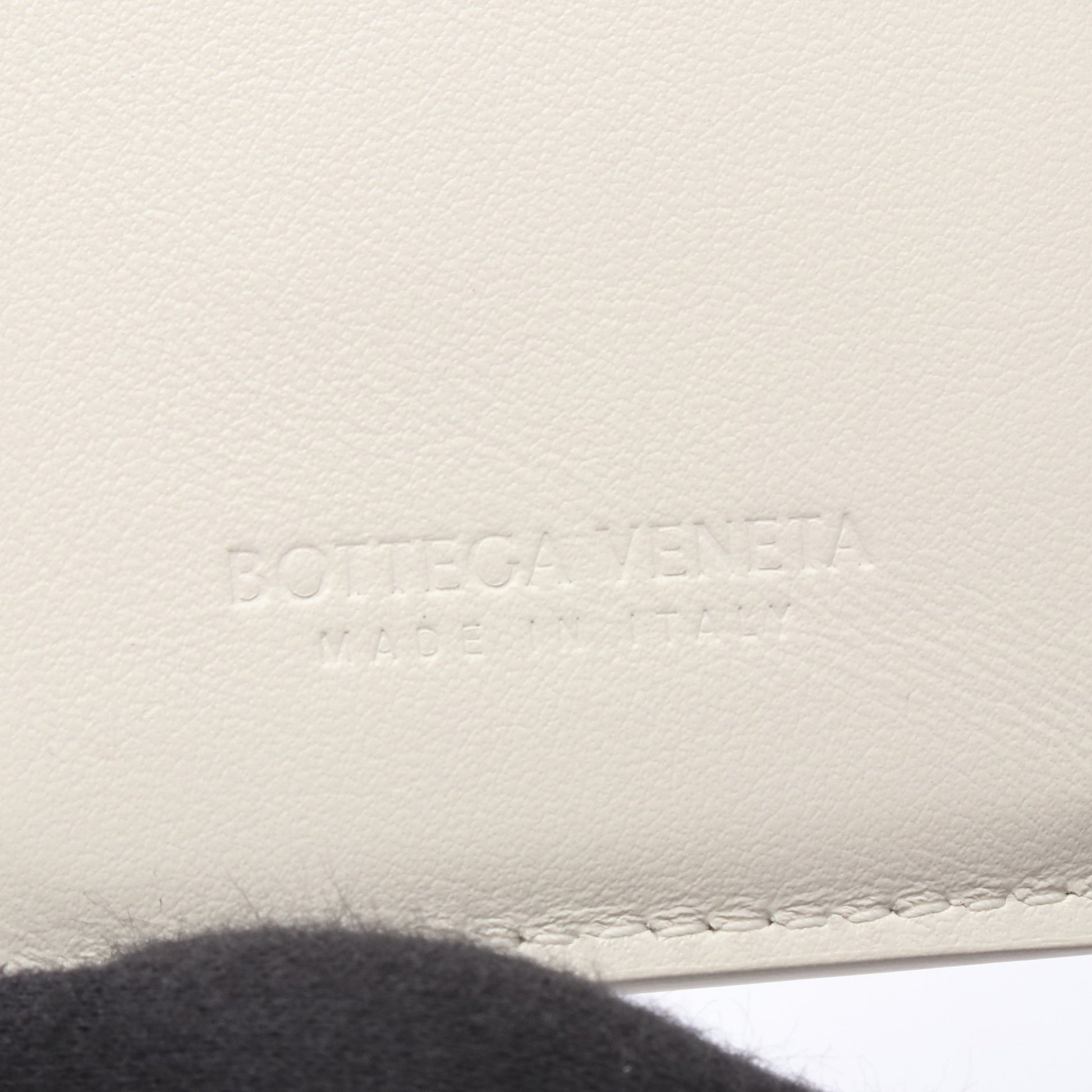 カセット マキシイントレチャート スモール 三つ折り財布 レザー ホワイト ボッテガヴェネタ 財布・小物 BOTTEGA VENETA