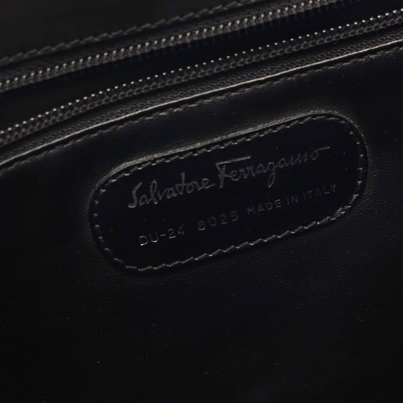 メッセンジャーバッグ ショルダーバッグ レザー ブラック サルヴァトーレフェラガモ バッグ Salvatore Ferragamo