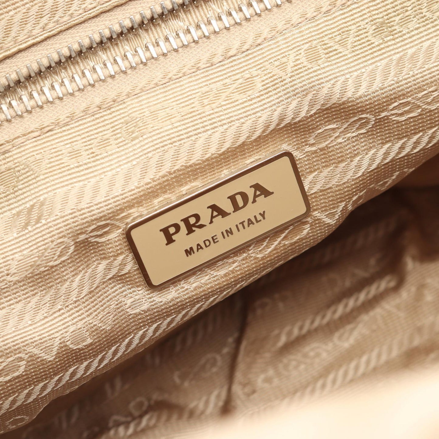三角プレート ショルダーバッグ ナイロン レザー ベージュ アイボリー プラダ バッグ PRADA