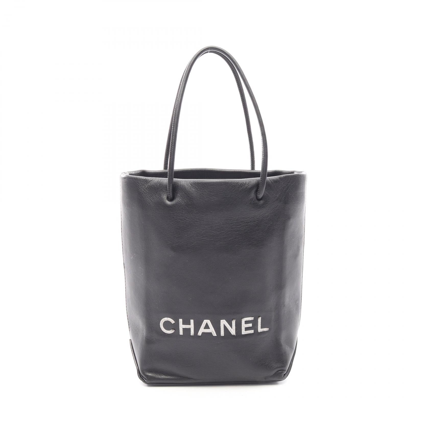 CHANEL　トートバッグ　黒　大容量　シルバー エッセンシャルトートPM ハンドバッグ トートバッグ レザー ブラック