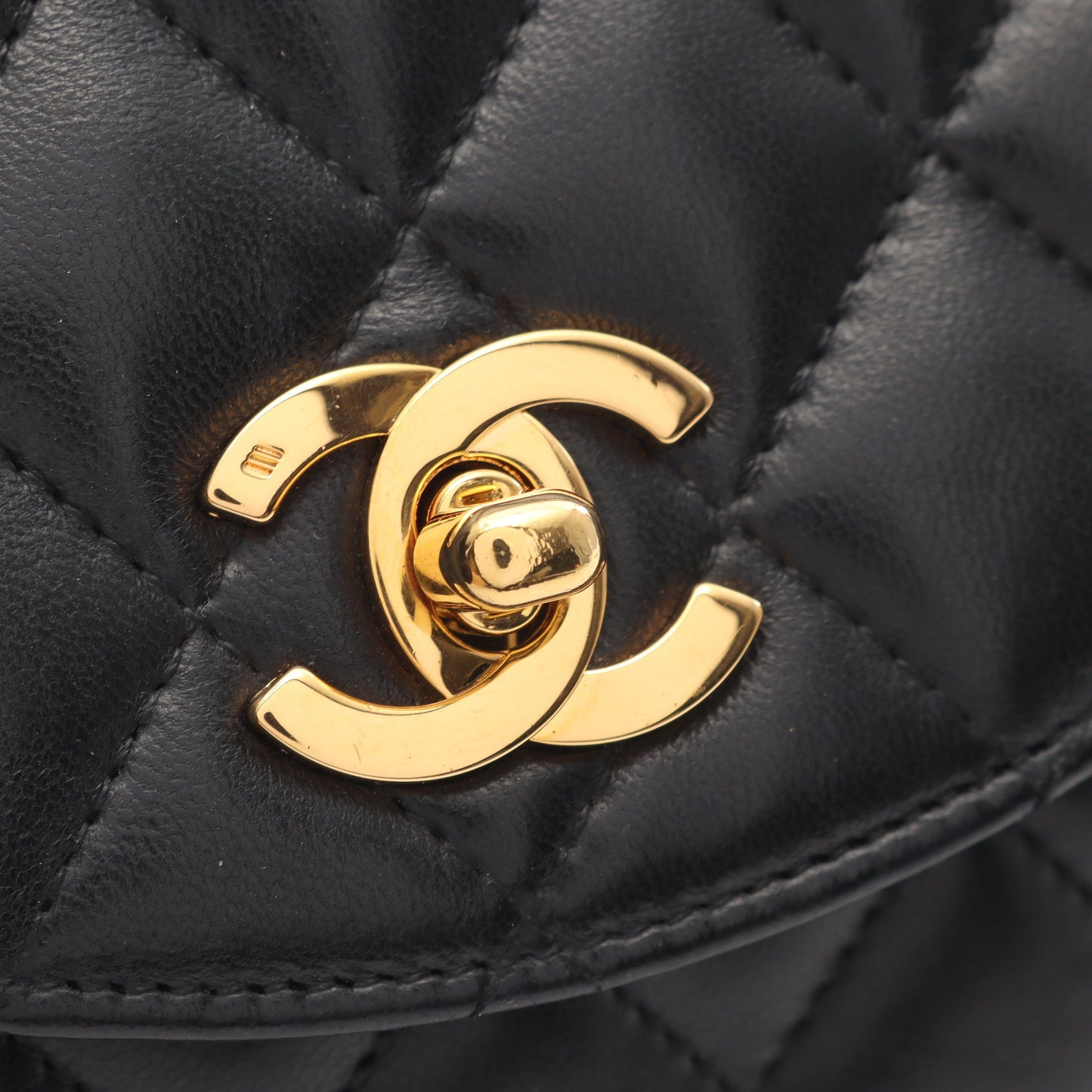 マトラッセ ラウンドフラップ チェーンショルダーバッグ ラムスキン ブラック ゴールド金具 シャネル バッグ CHANEL