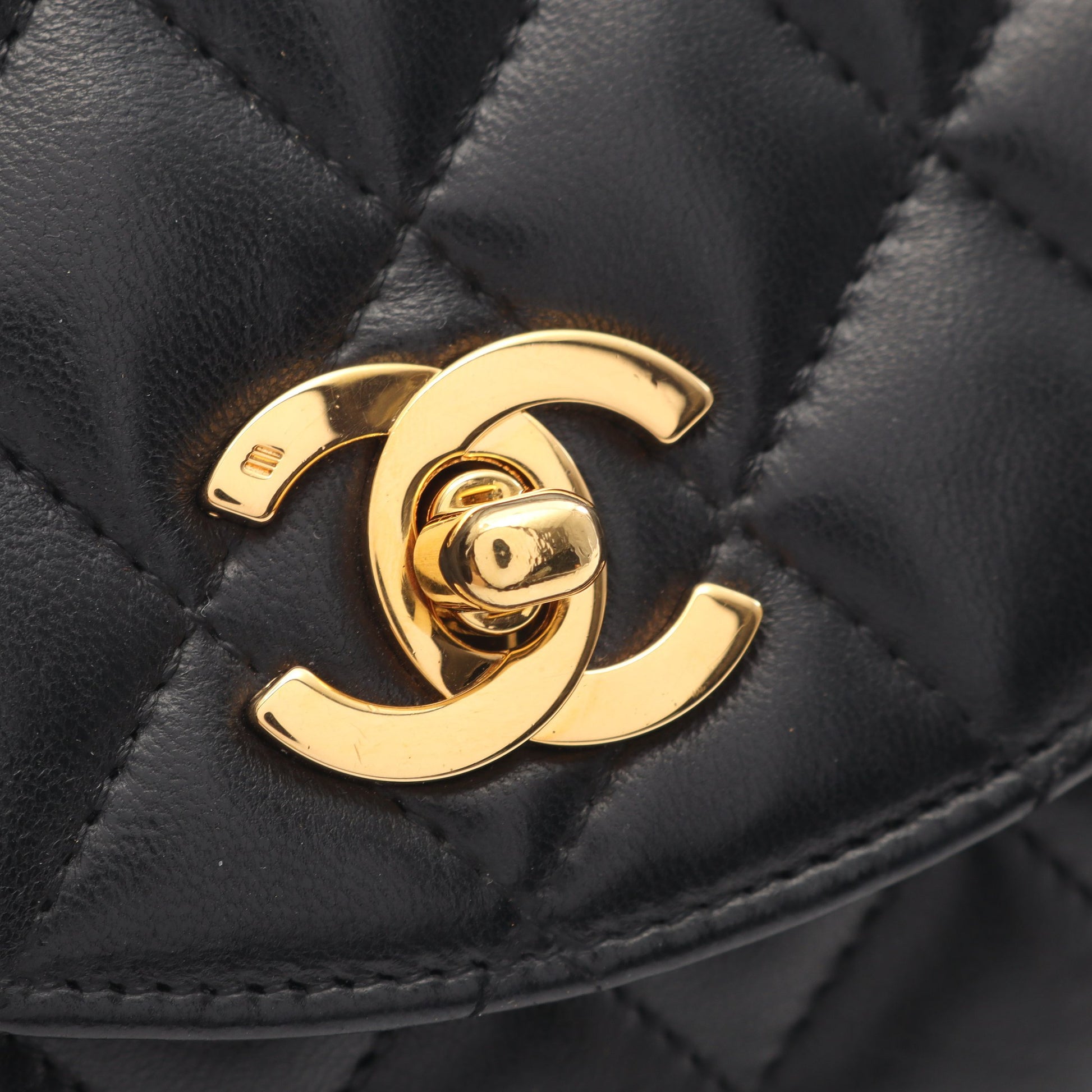 マトラッセ ラウンドフラップ チェーンショルダーバッグ ラムスキン ブラック ゴールド金具 シャネル バッグ CHANEL