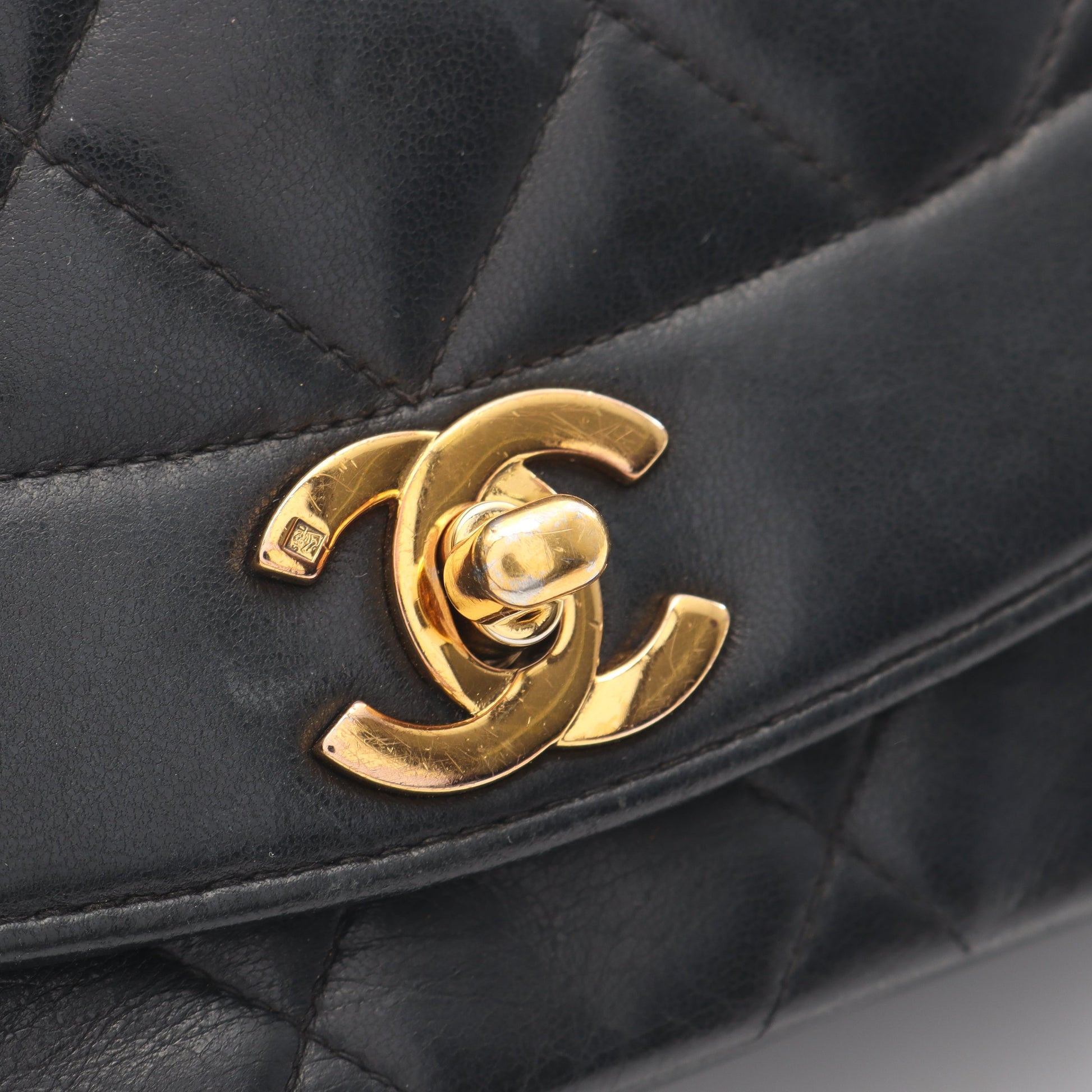 マトラッセ ダイアナフラップ チェーンショルダーバッグ ラムスキン ブラック ゴールド金具 シャネル バッグ CHANEL