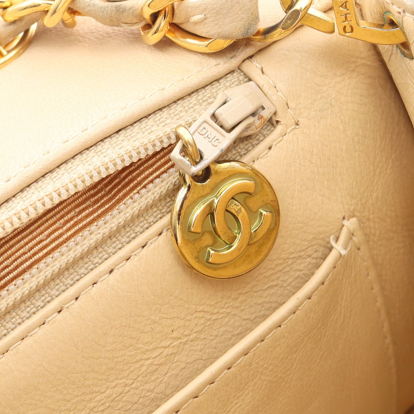 マトラッセ ダイアナフラップ チェーンショルダーバッグ ラムスキン ベージュ ゴールド金具 シャネル バッグ CHANEL