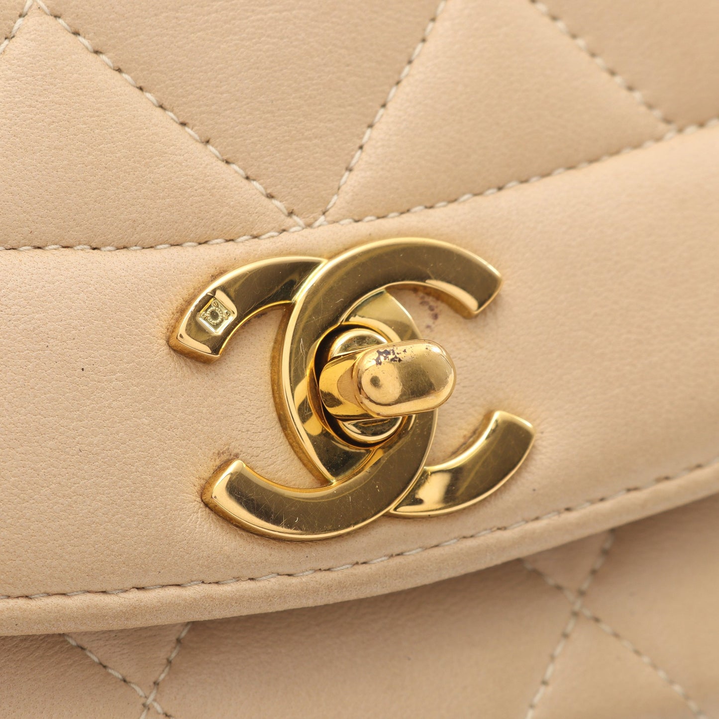 マトラッセ ダイアナフラップ チェーンショルダーバッグ ラムスキン ベージュ ゴールド金具 シャネル バッグ CHANEL