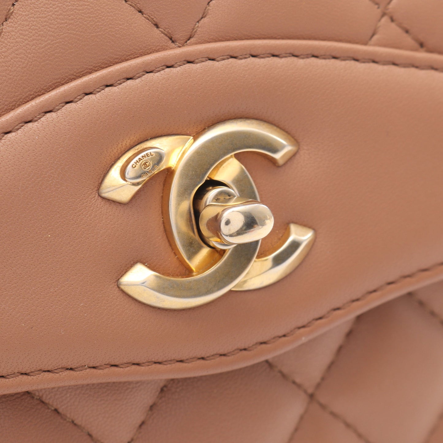 マトラッセ チェーンショルダーバッグ ラムスキン ピンクベージュ ゴールド金具 シャネル バッグ CHANEL