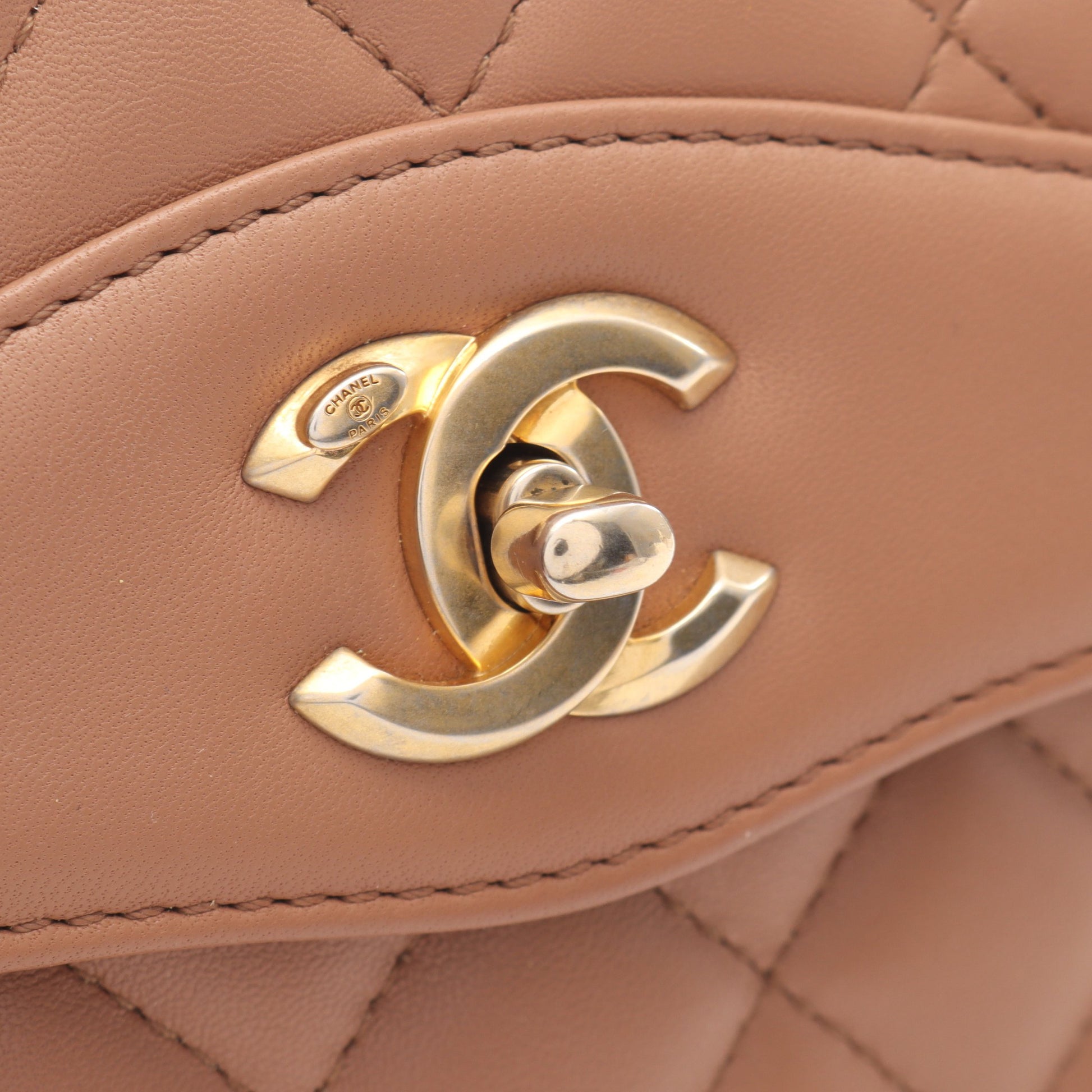 マトラッセ チェーンショルダーバッグ ラムスキン ピンクベージュ ゴールド金具 シャネル バッグ CHANEL