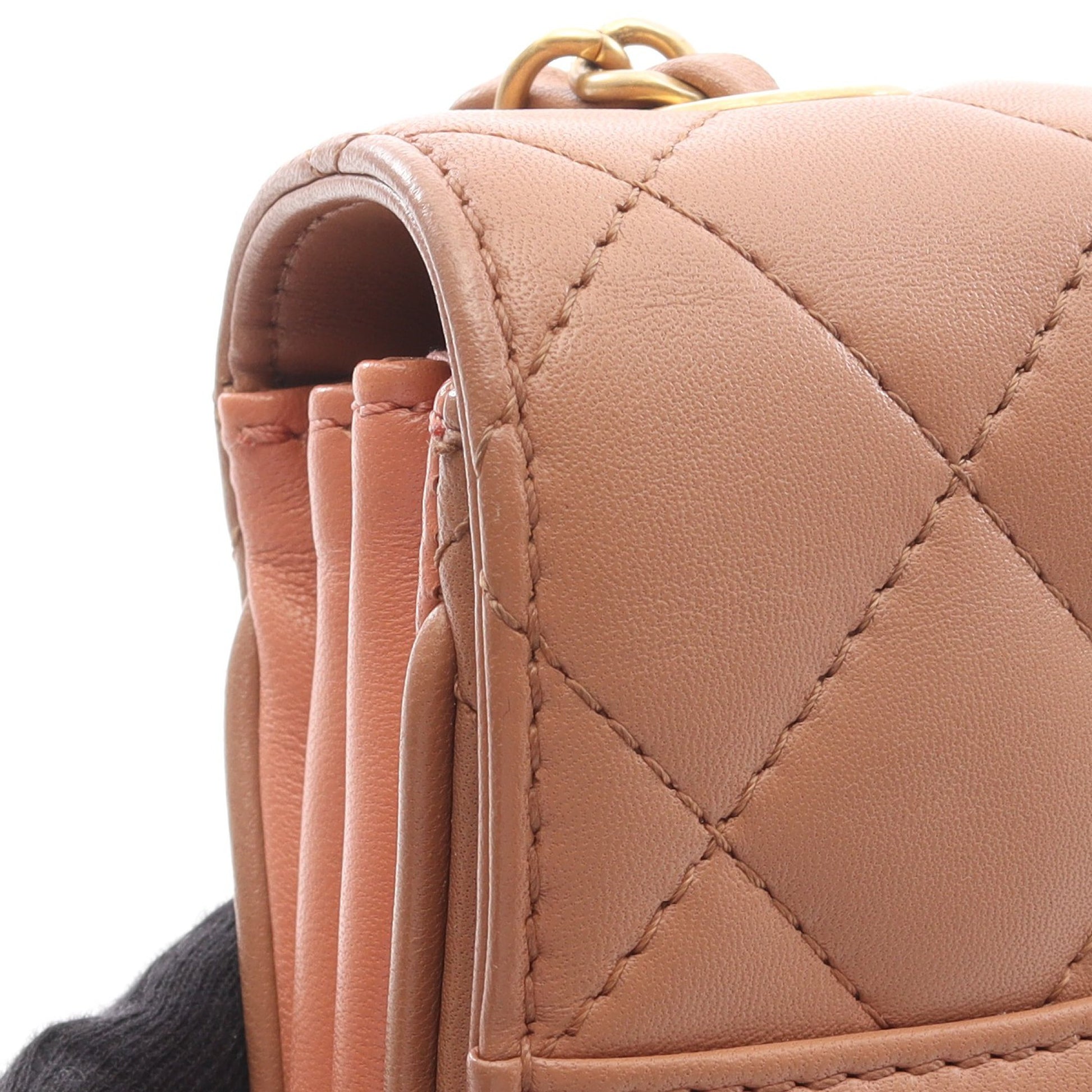 マトラッセ チェーンショルダーバッグ ラムスキン ピンクベージュ ゴールド金具 シャネル バッグ CHANEL