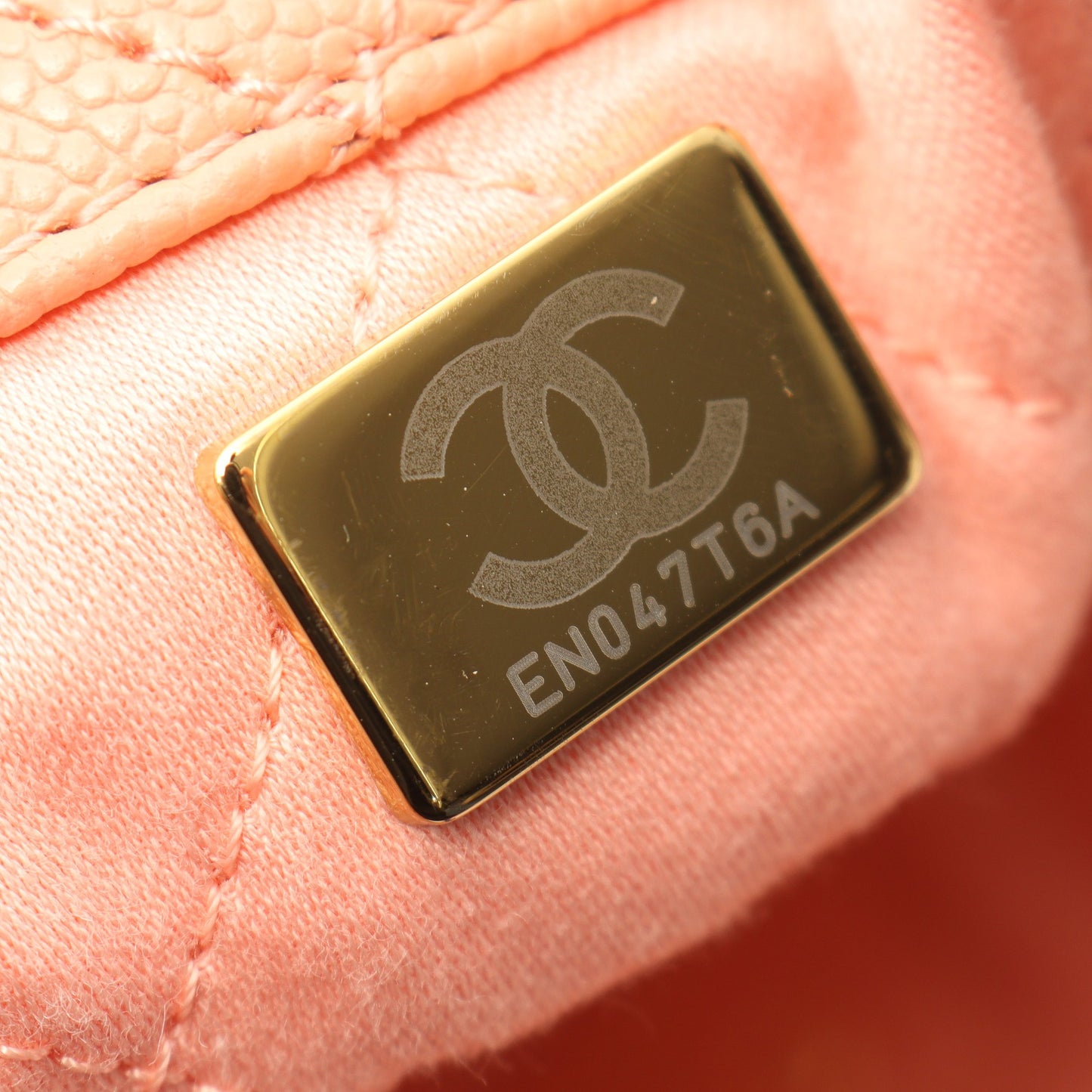 シャネル 22 ラージ バックパック リュックサック キャビアスキン コーラルオレンジ ゴールド金具 シャネル バッグ CHANEL