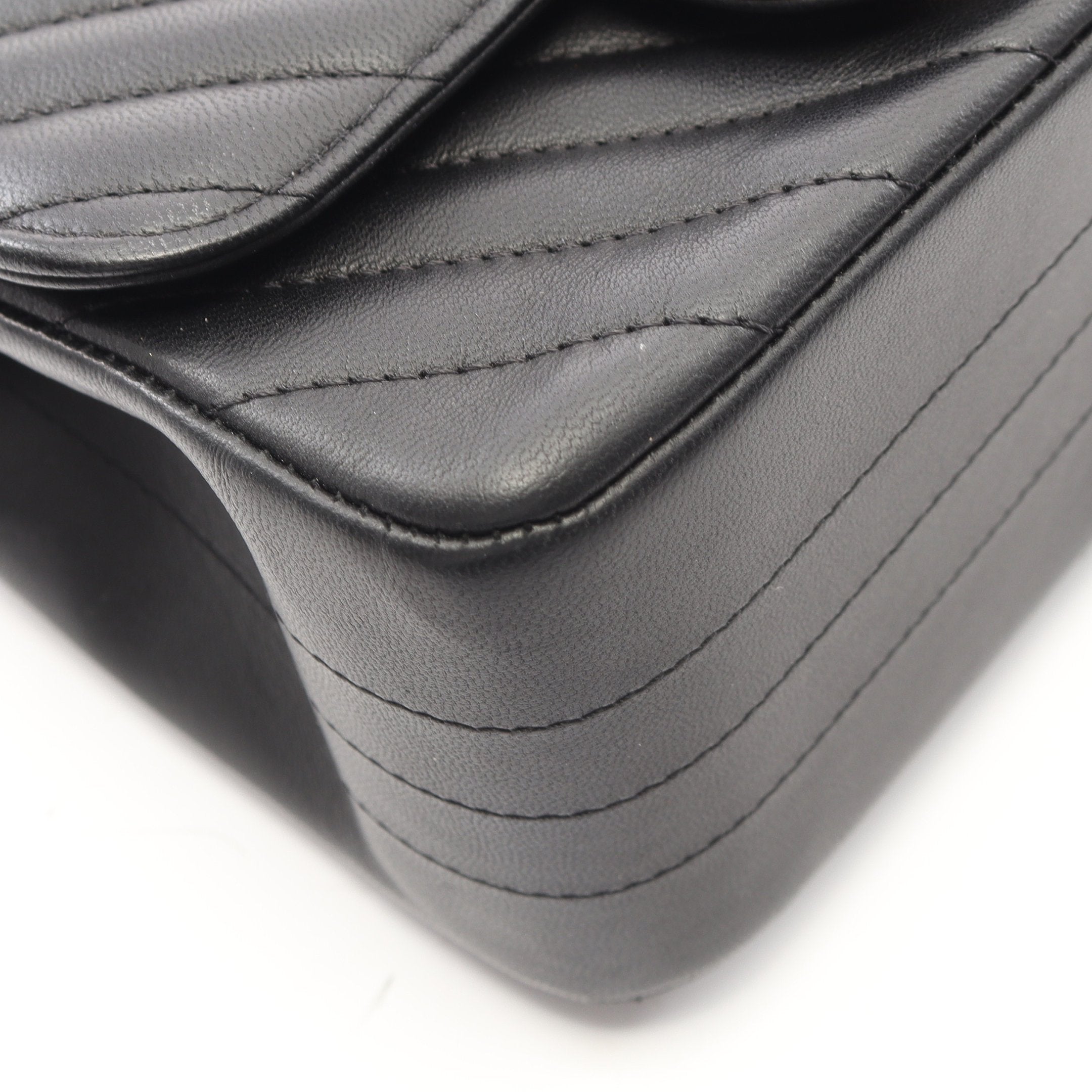 CHANEL シャネル シェブロン ミニマトラッセ Vステッチ ラムスキン レザー チェーンショルダーバッグ ゴールド金具 ブラック 29番台 シェブロン Vステッチ ミニ チェーンショルダーバッグ ラムスキン