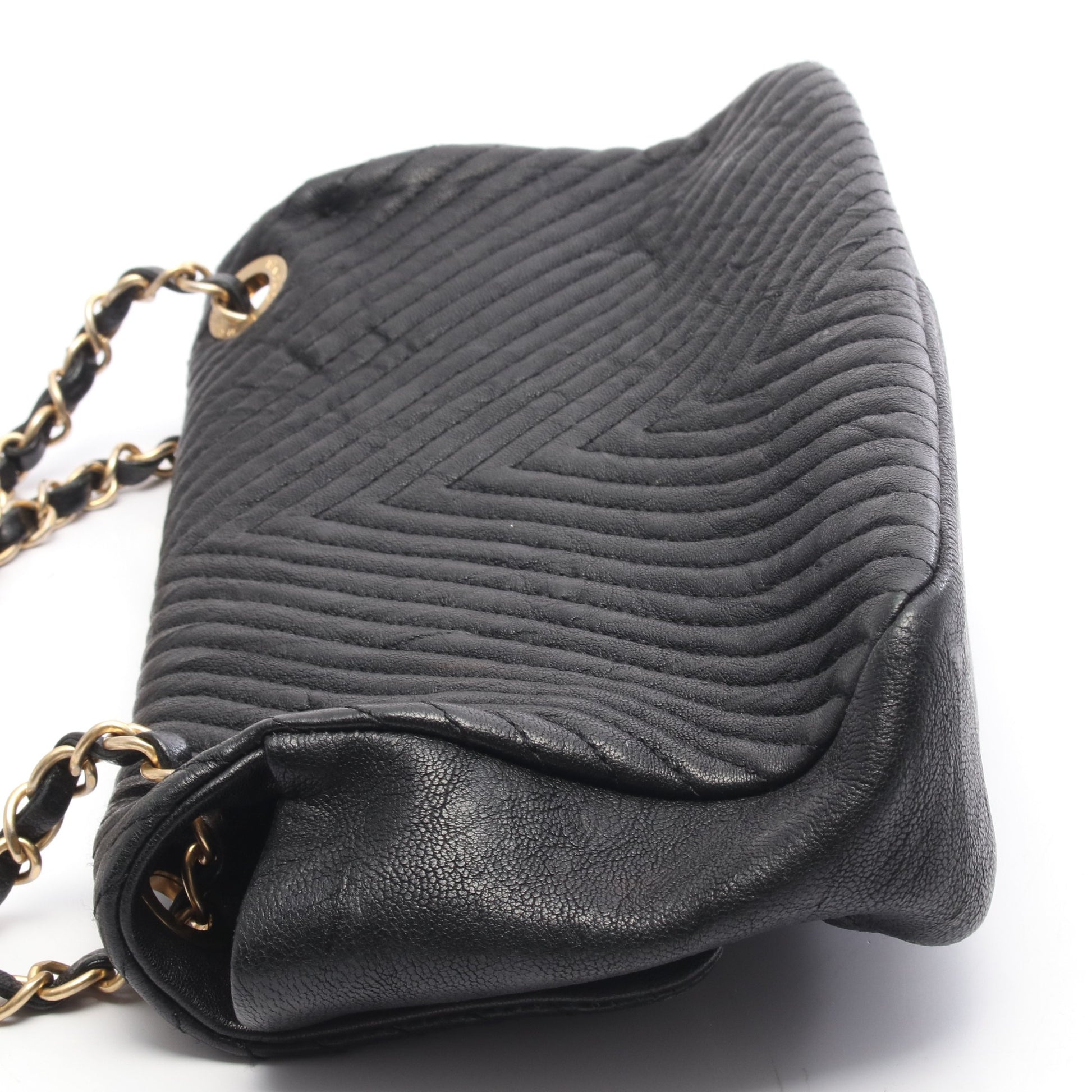 シェブロン Vステッチ チェーンショルダーバッグ レザー ブラック ゴールド金具 シャネル バッグ CHANEL