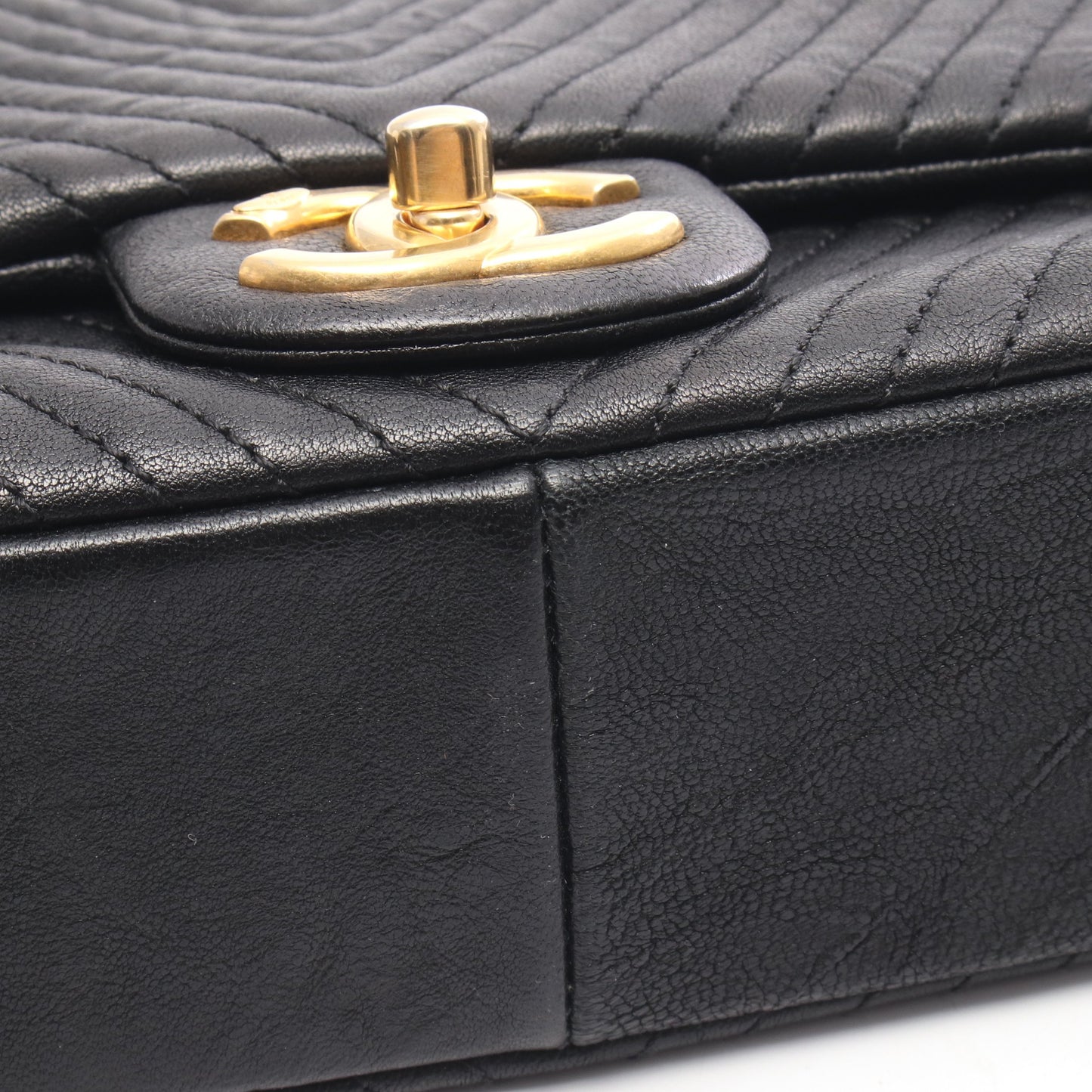 シェブロン Vステッチ チェーンショルダーバッグ レザー ブラック ゴールド金具 シャネル バッグ CHANEL