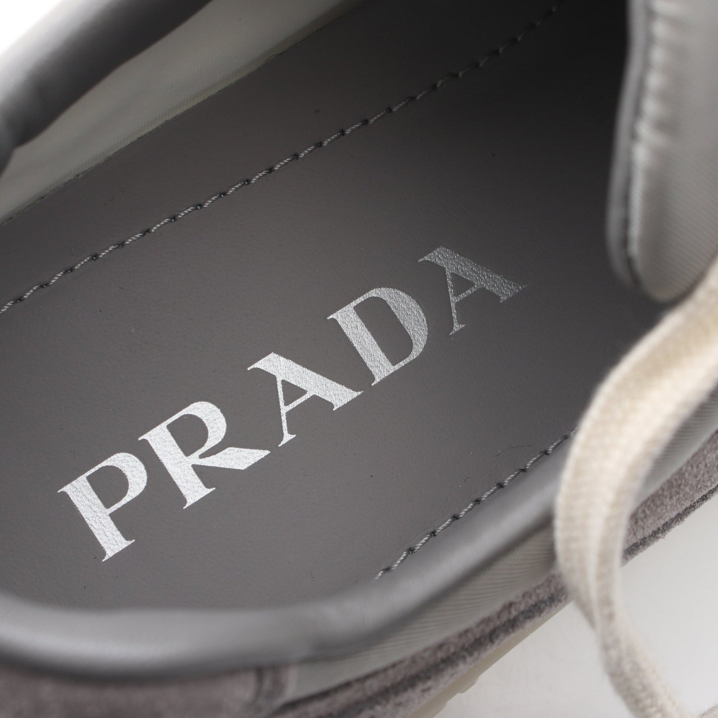 トライアングルロゴ ダウンタウン スニーカー ナイロン スエード グレー プラダ シューズ PRADA
