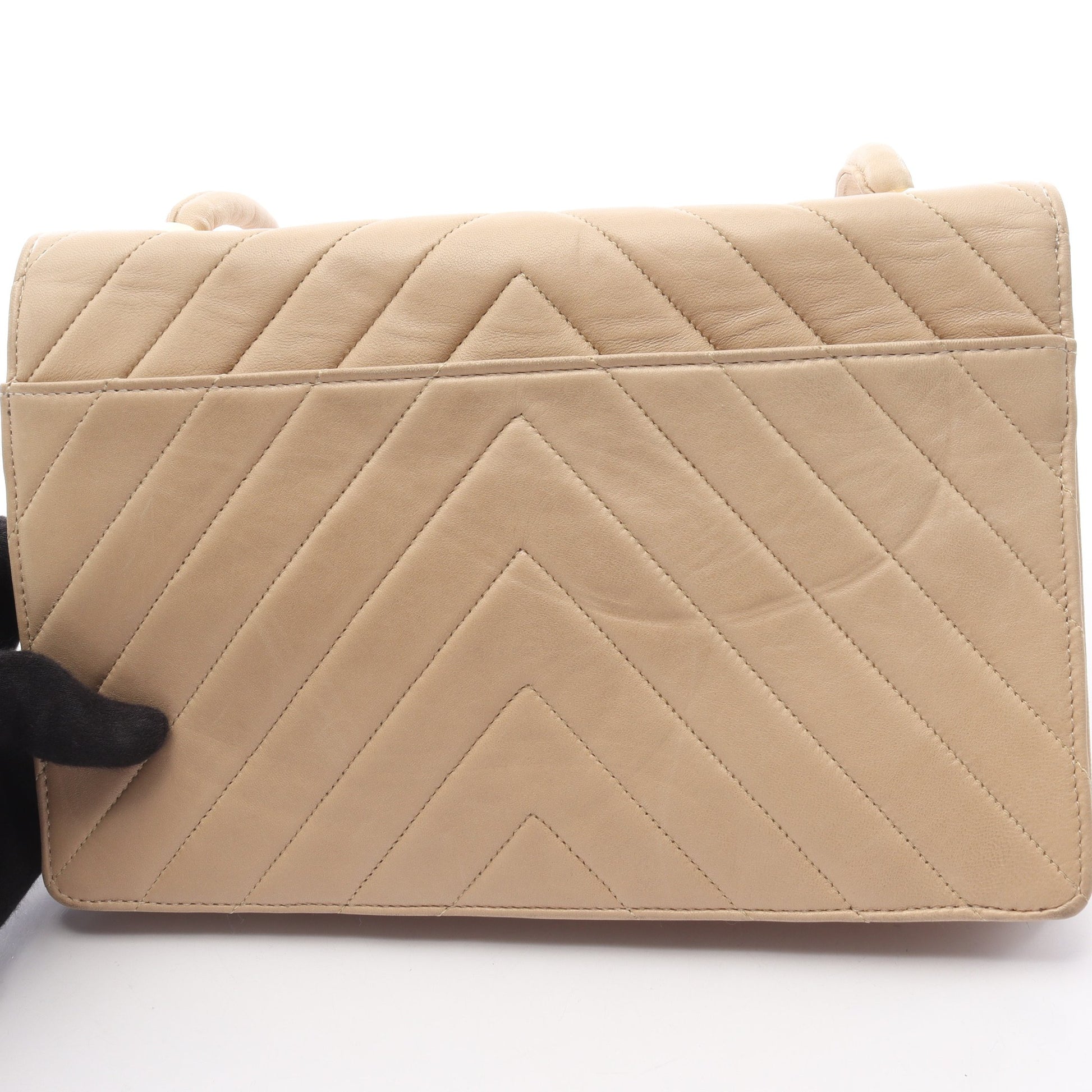 Vステッチ ショルダーバッグ ラムスキン ベージュ ゴールド金具 シャネル バッグ CHANEL
