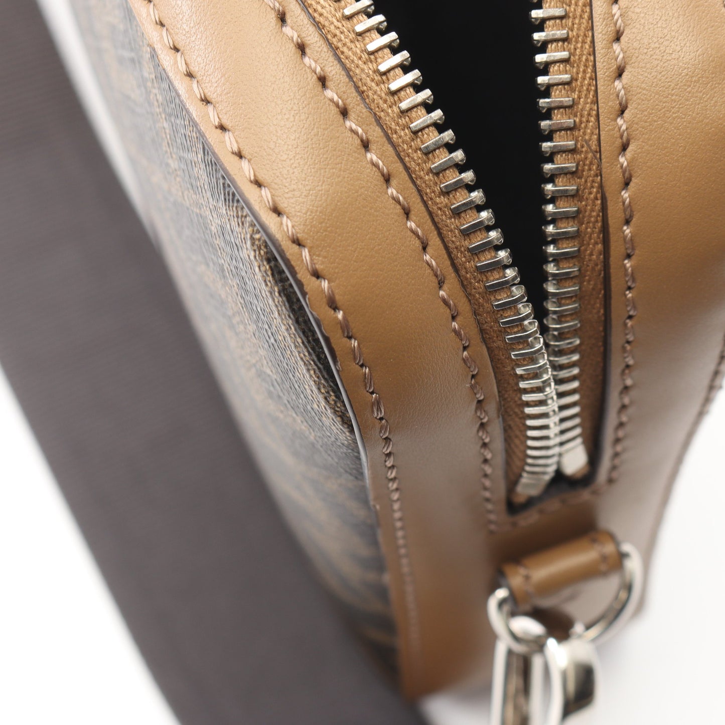 ダイアゴナル カメラケース ズッカ ショルダーバッグ レザー PVC ライトブラウン ブラック フェンディ バッグ FENDI