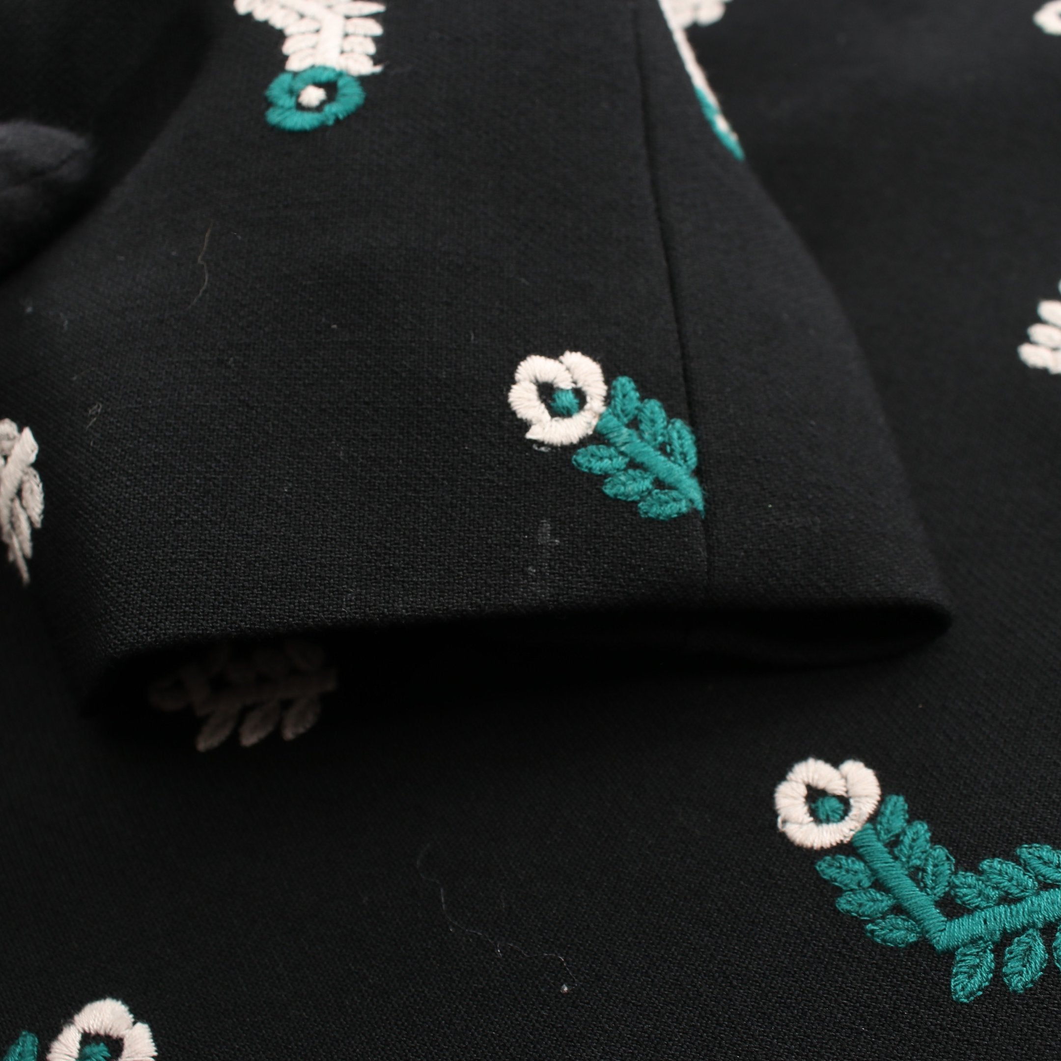 PETAL FEATHER 花柄刺繍 ノーカラー コート ウール ブラック マルチ