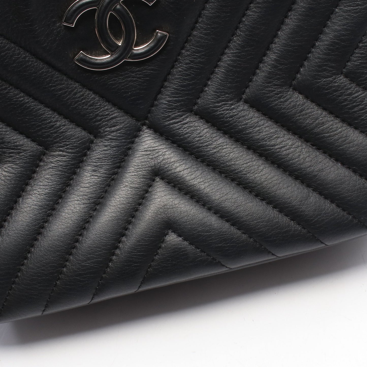 シェブロン Vステッチ タッセル チェーンショルダーバッグ ラムスキン ブラック シルバー金具 シャネル バッグ CHANEL