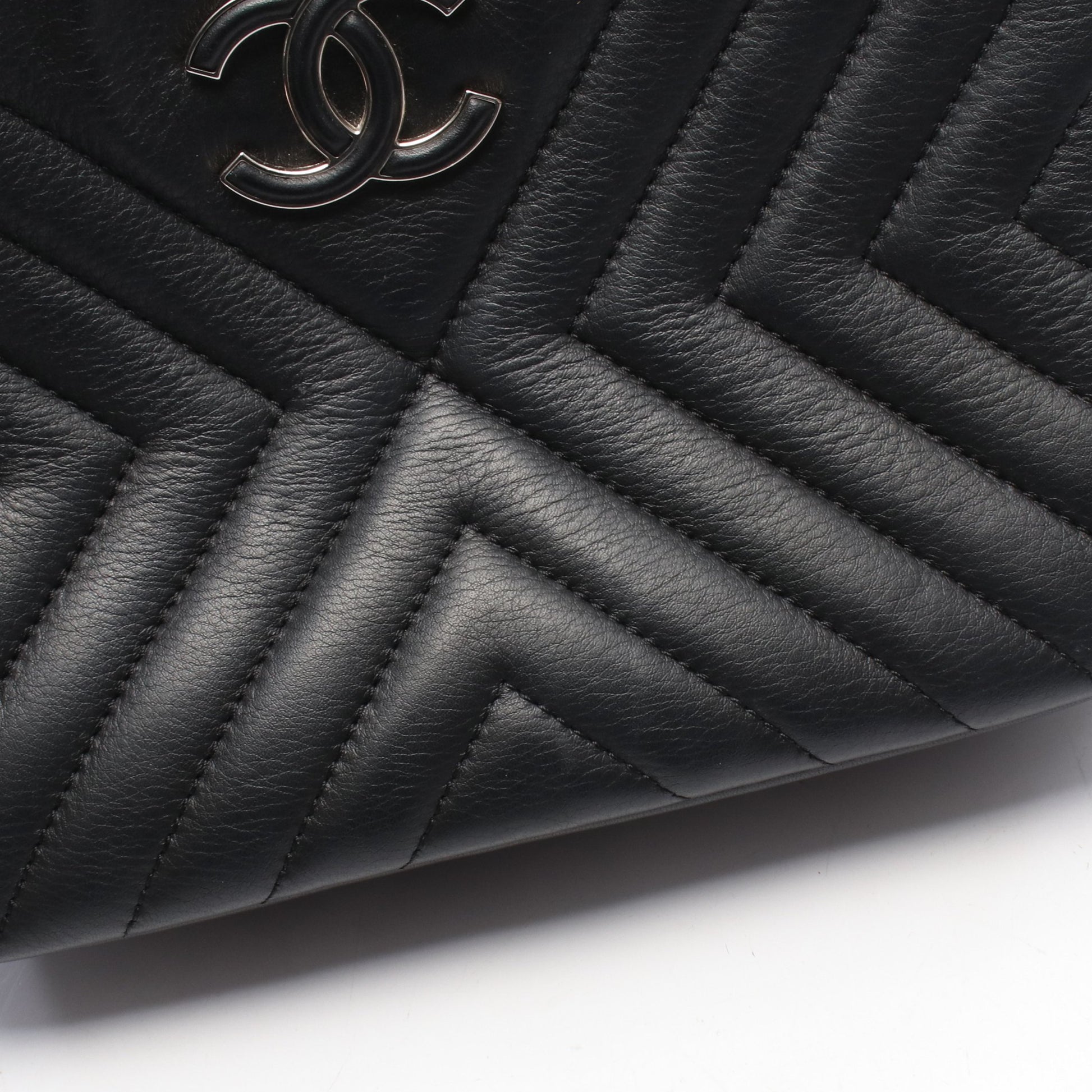 シェブロン Vステッチ タッセル チェーンショルダーバッグ ラムスキン ブラック シルバー金具 シャネル バッグ CHANEL