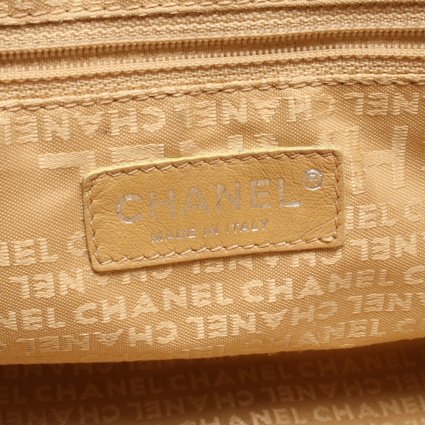 型押しロゴ タッセル ハンドバッグ レザー ブラック シルバー金具 シャネル バッグ CHANEL