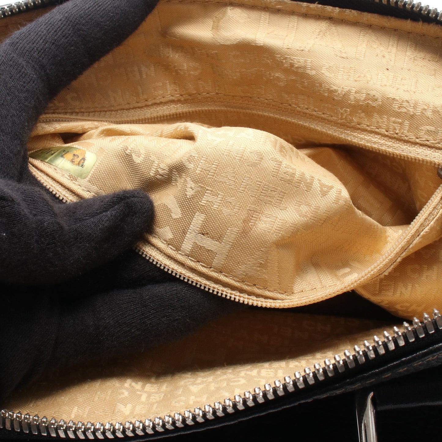 型押しロゴ タッセル ハンドバッグ レザー ブラック シルバー金具 シャネル バッグ CHANEL