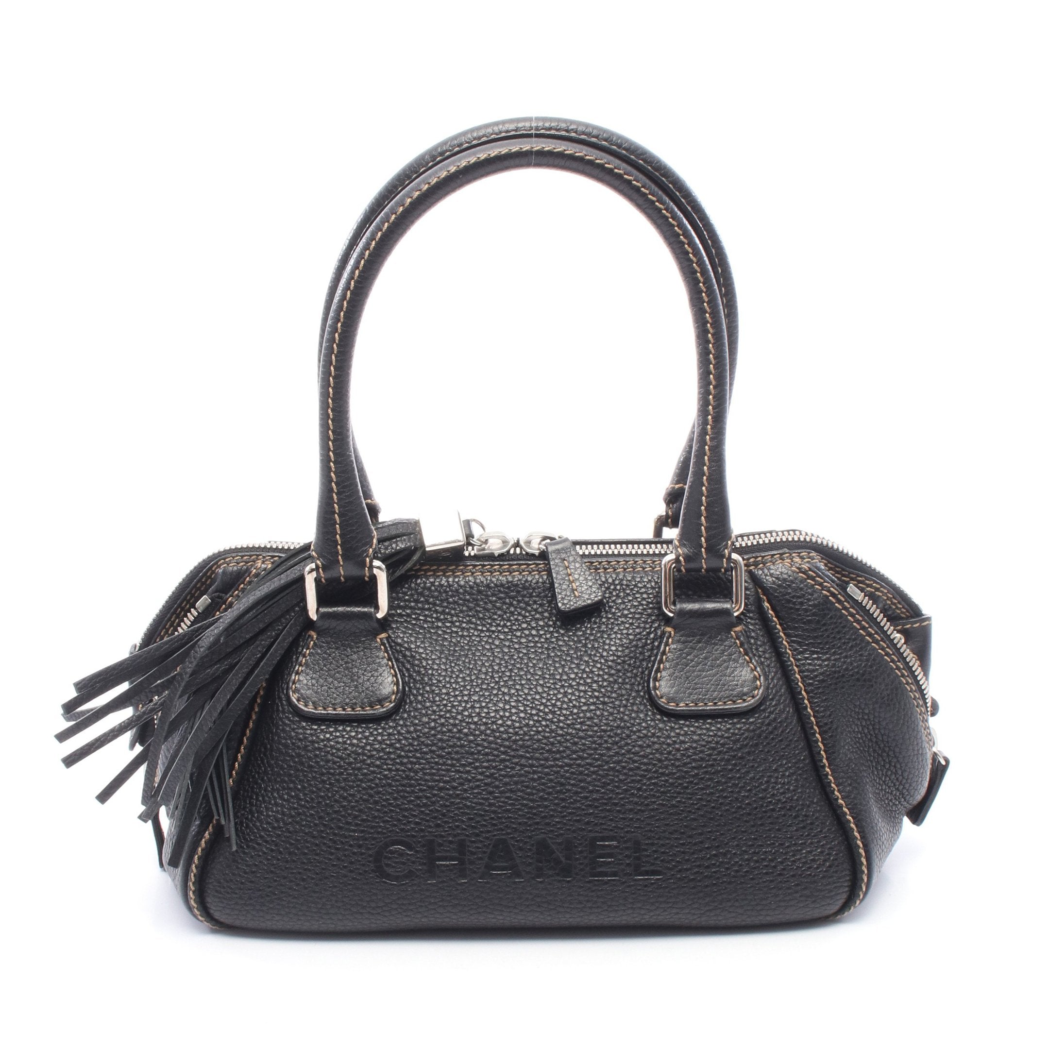 CHANEL 黒 レザー ハンドバッグ タッセル付き 型押しロゴ タッセル ハンドバッグ レザー ブラック シルバー金具
